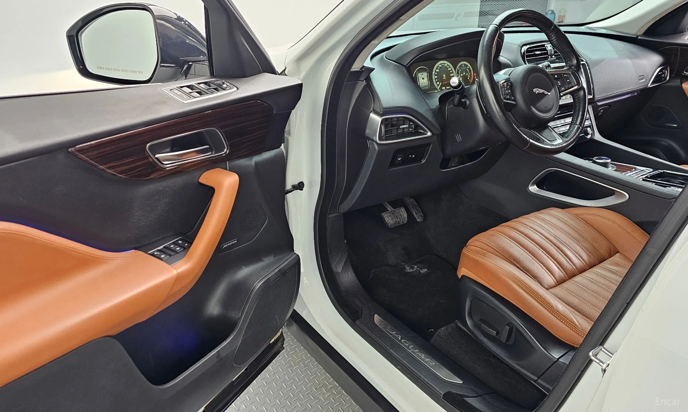 Jaguar F-PACE превью 10