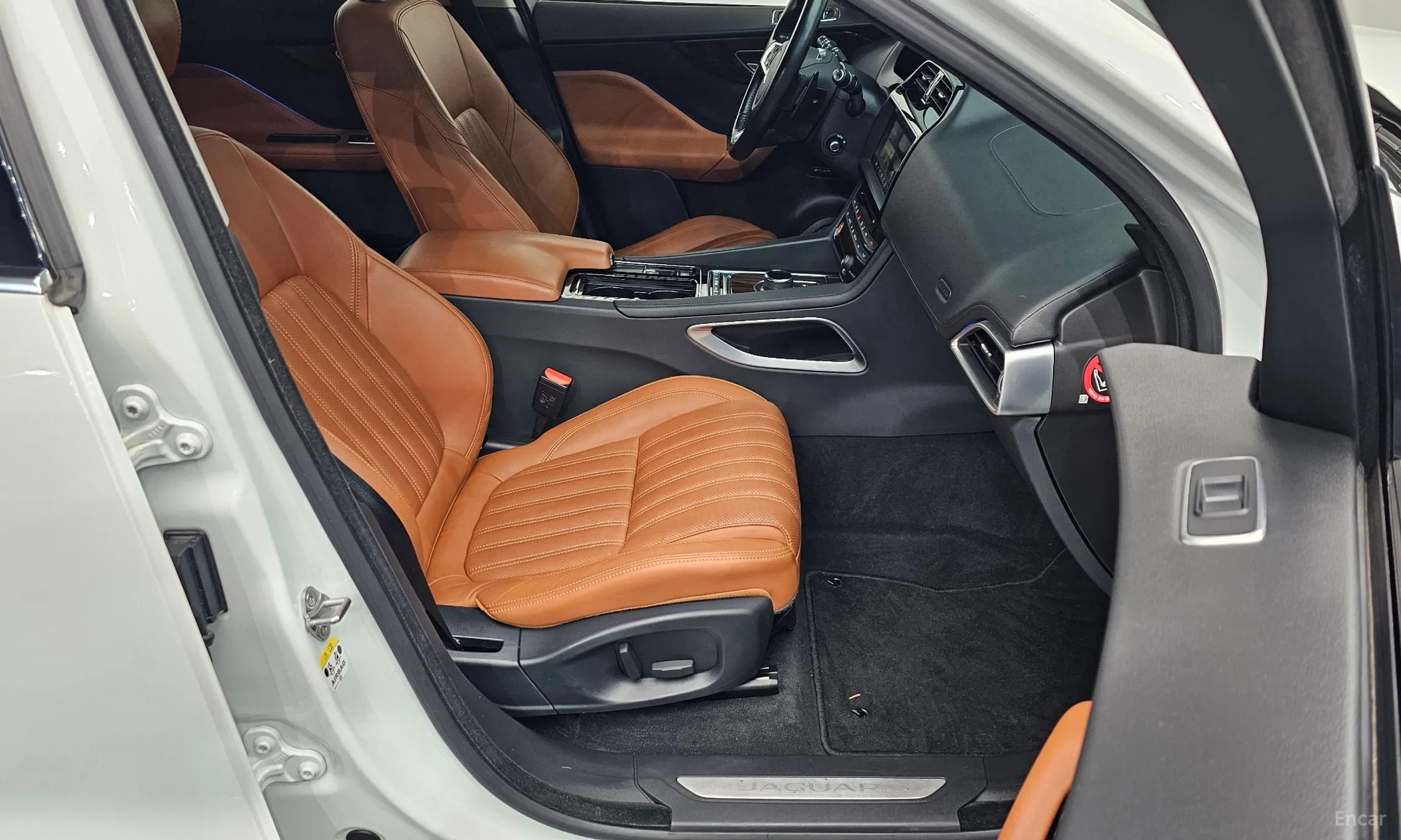 Jaguar F-PACE превью 11