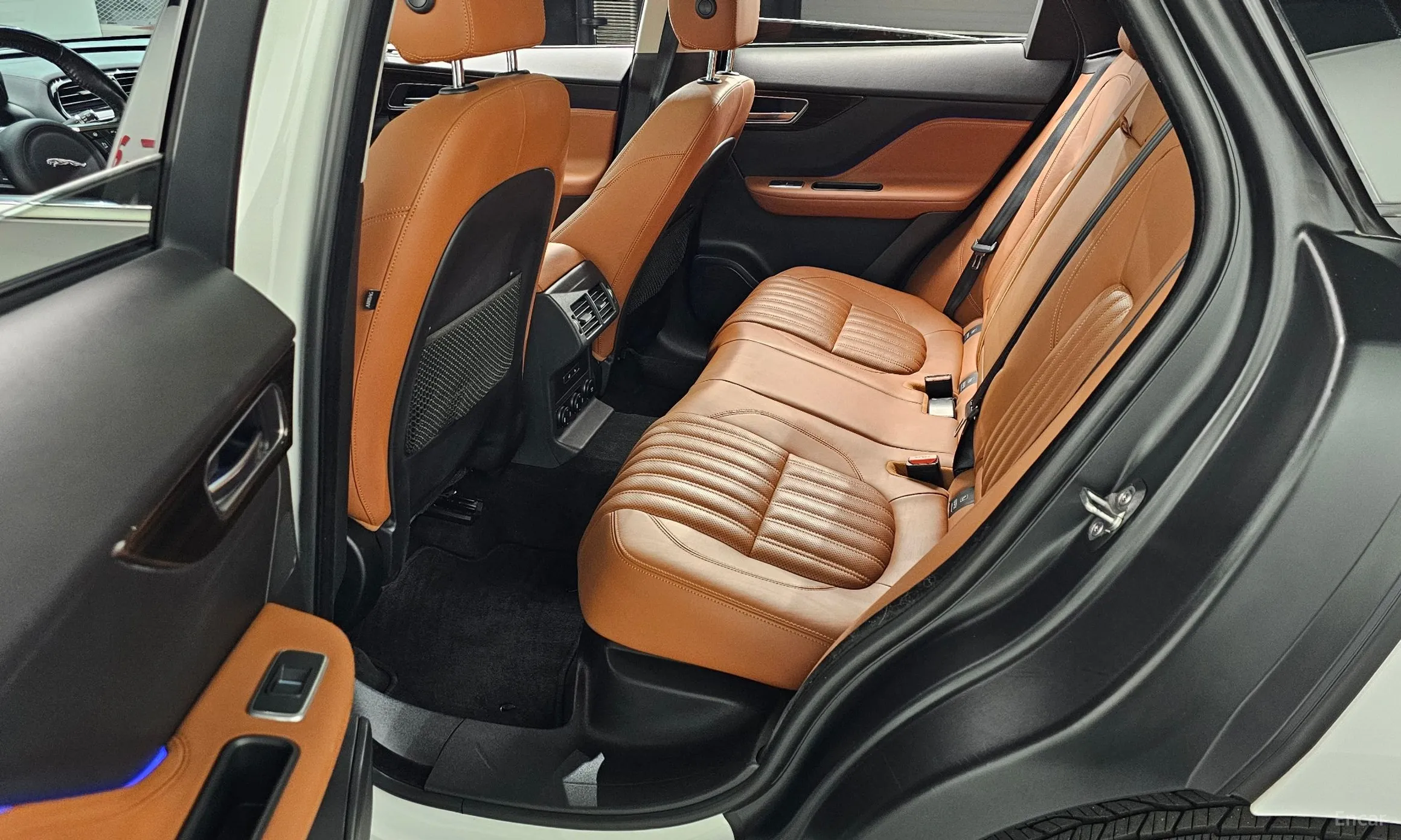 Jaguar F-PACE превью 12