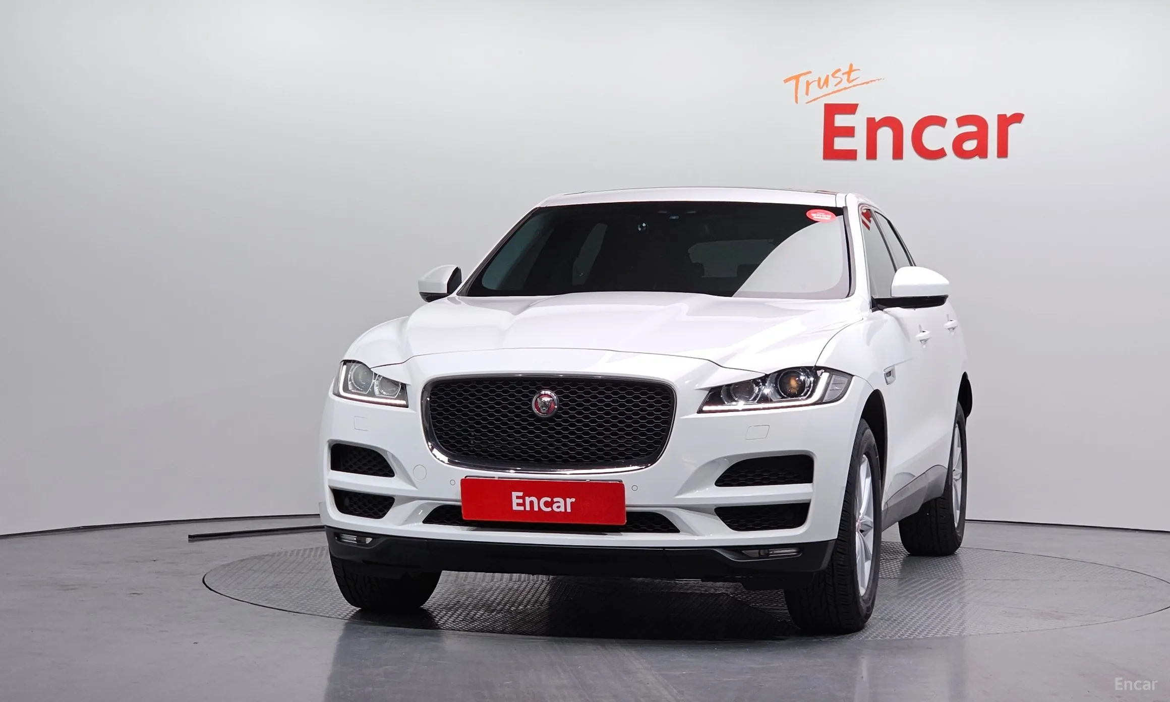 Jaguar F-PACE превью 3
