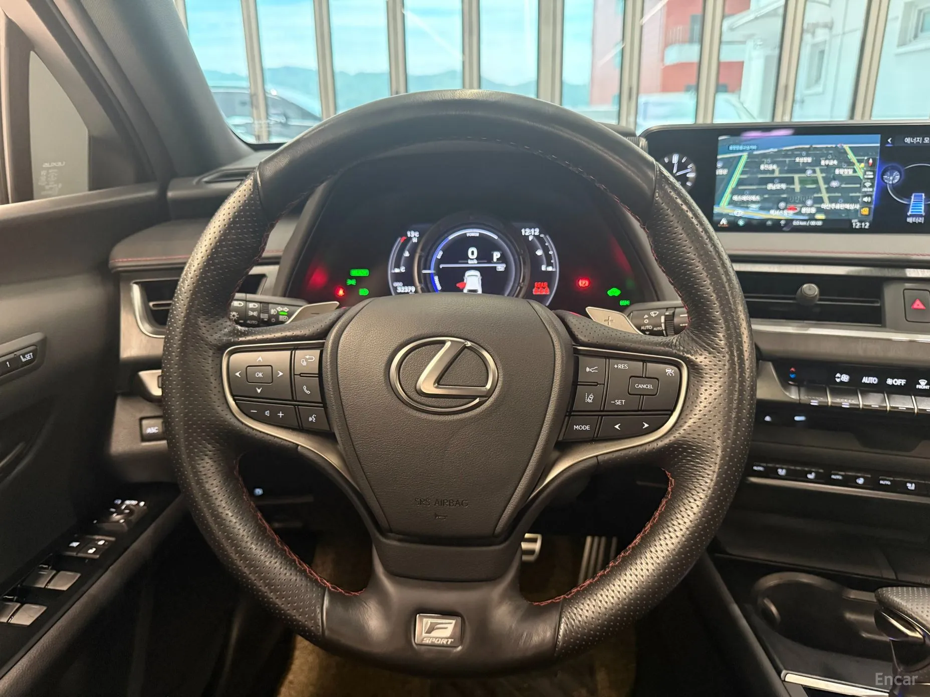 Lexus UX250h превью 11