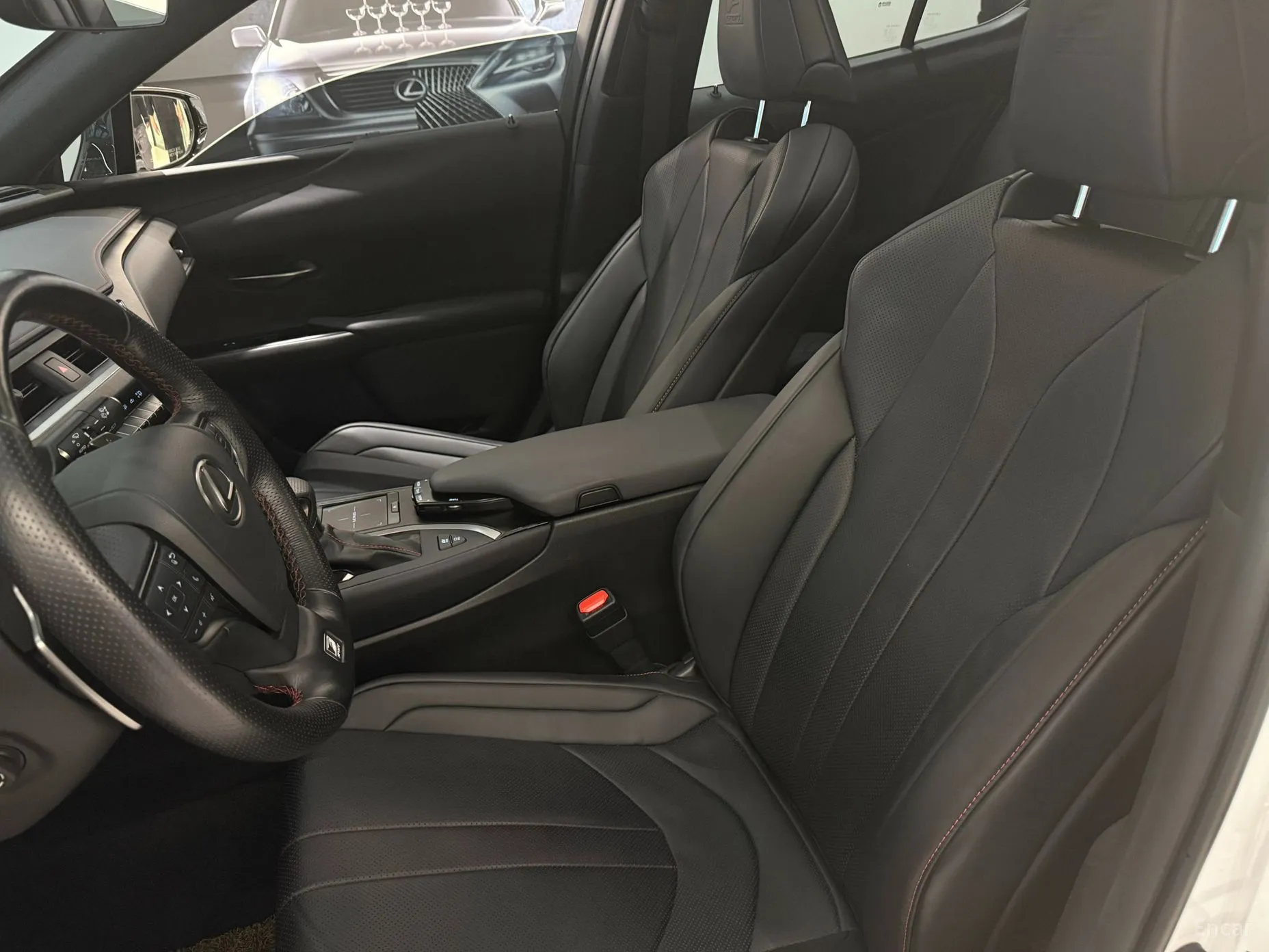 Lexus UX250h превью 12