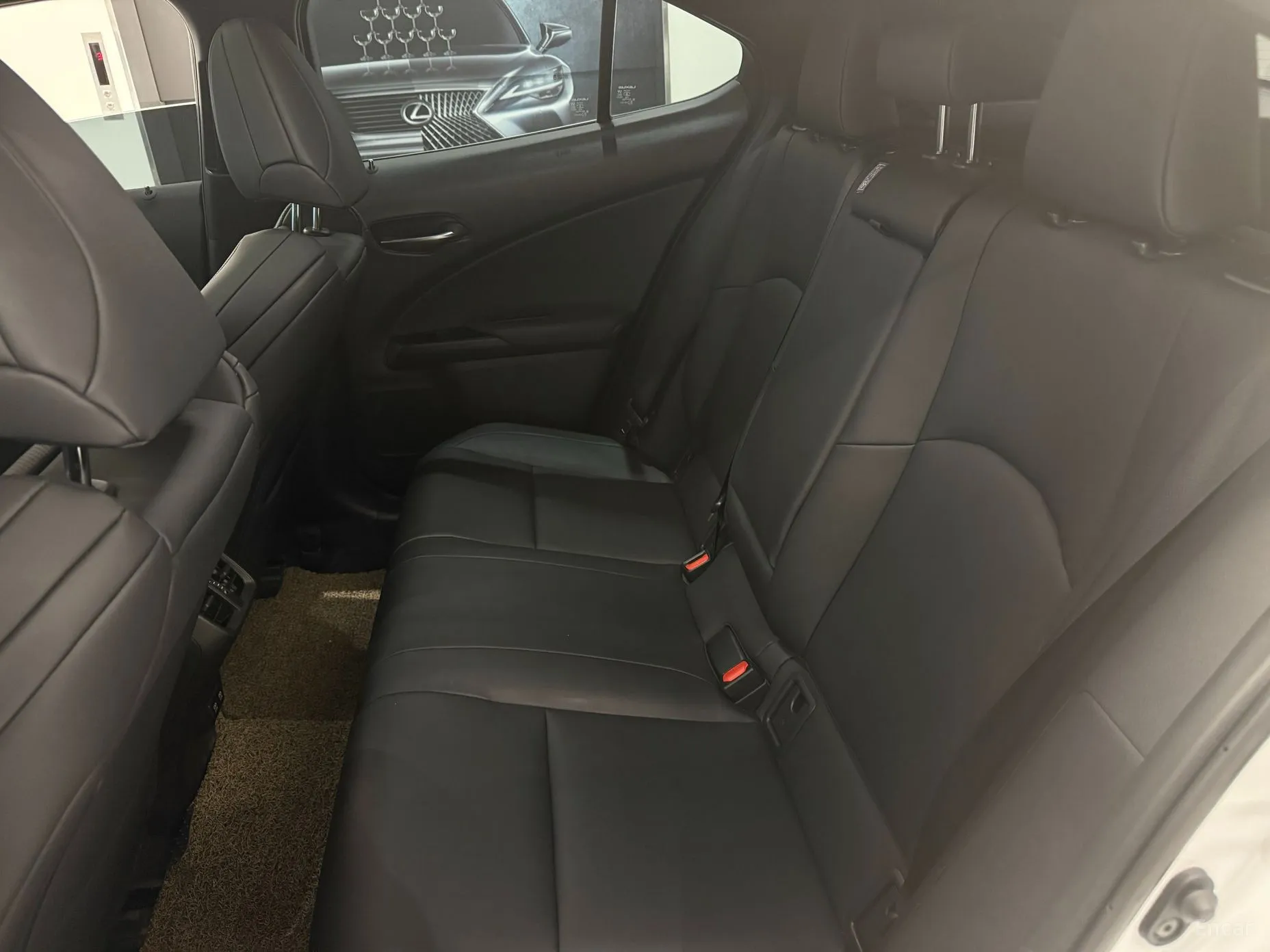 Lexus UX250h превью 13