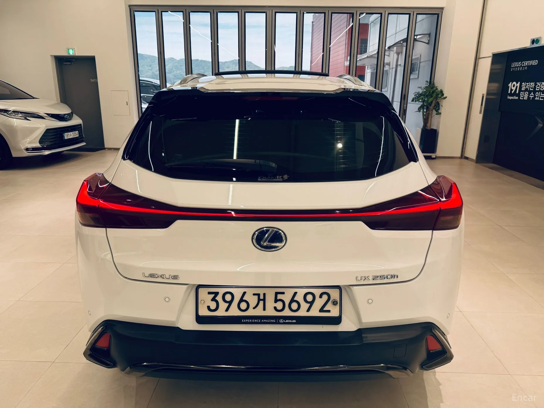 Lexus UX250h превью 4