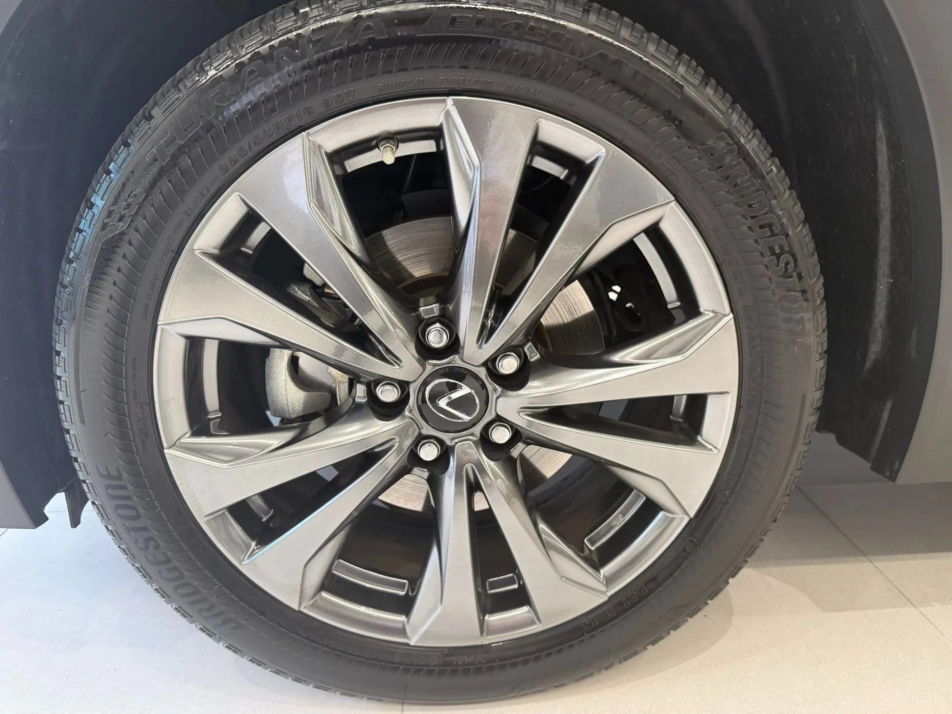 Lexus UX250h превью 5