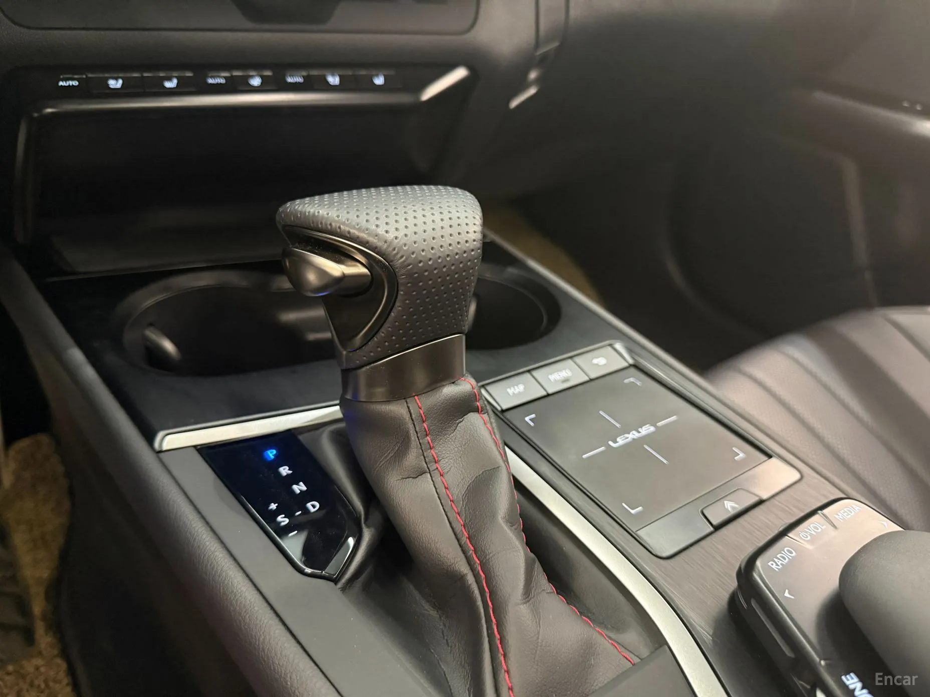 Lexus UX250h превью 9