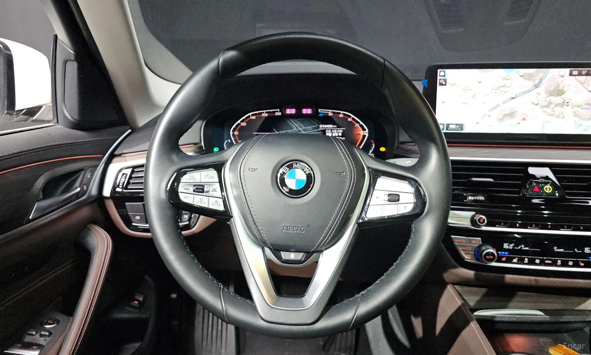 BMW 5 Series (G30) превью 12