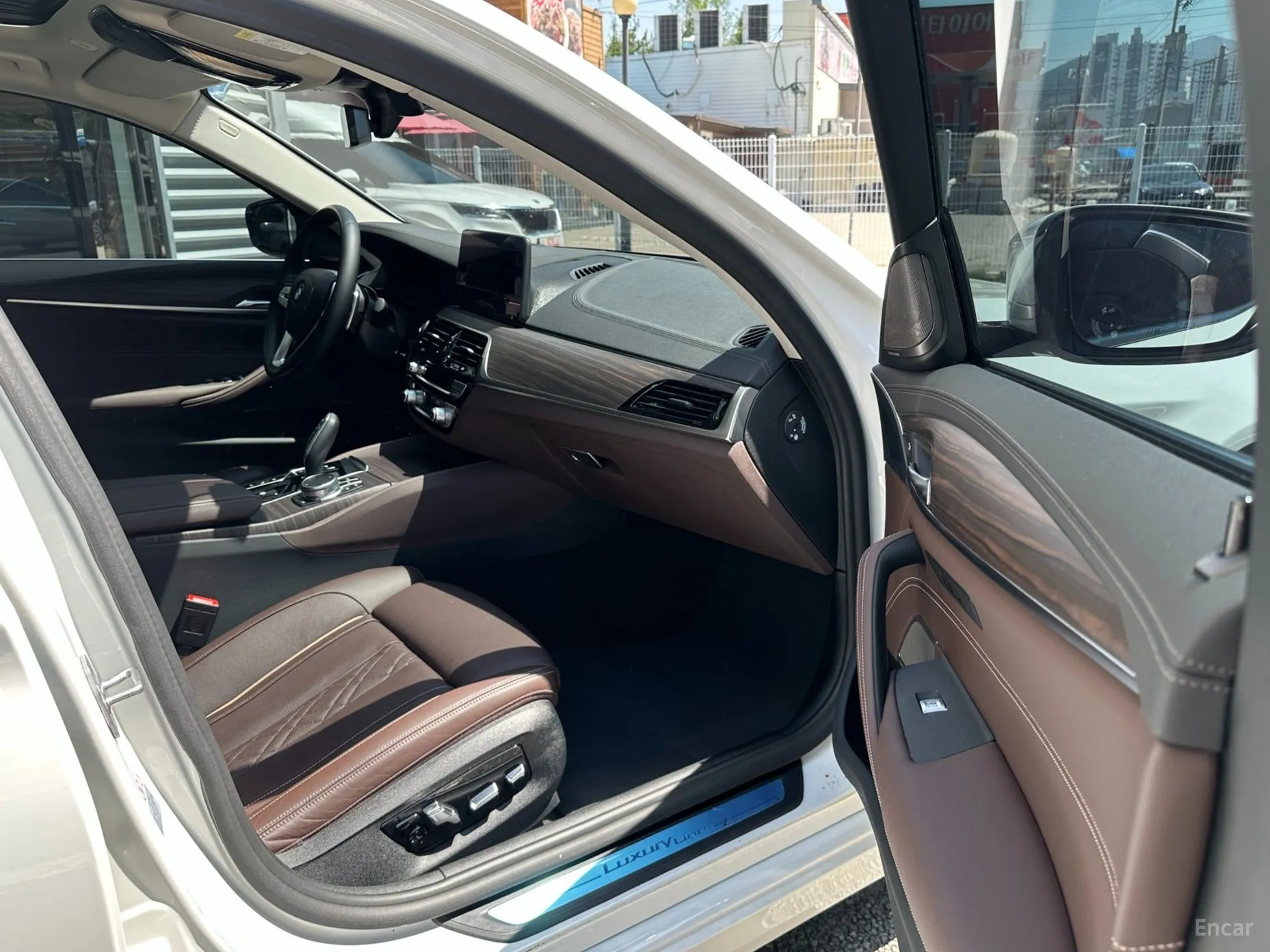BMW 5 Series (G30) превью 15