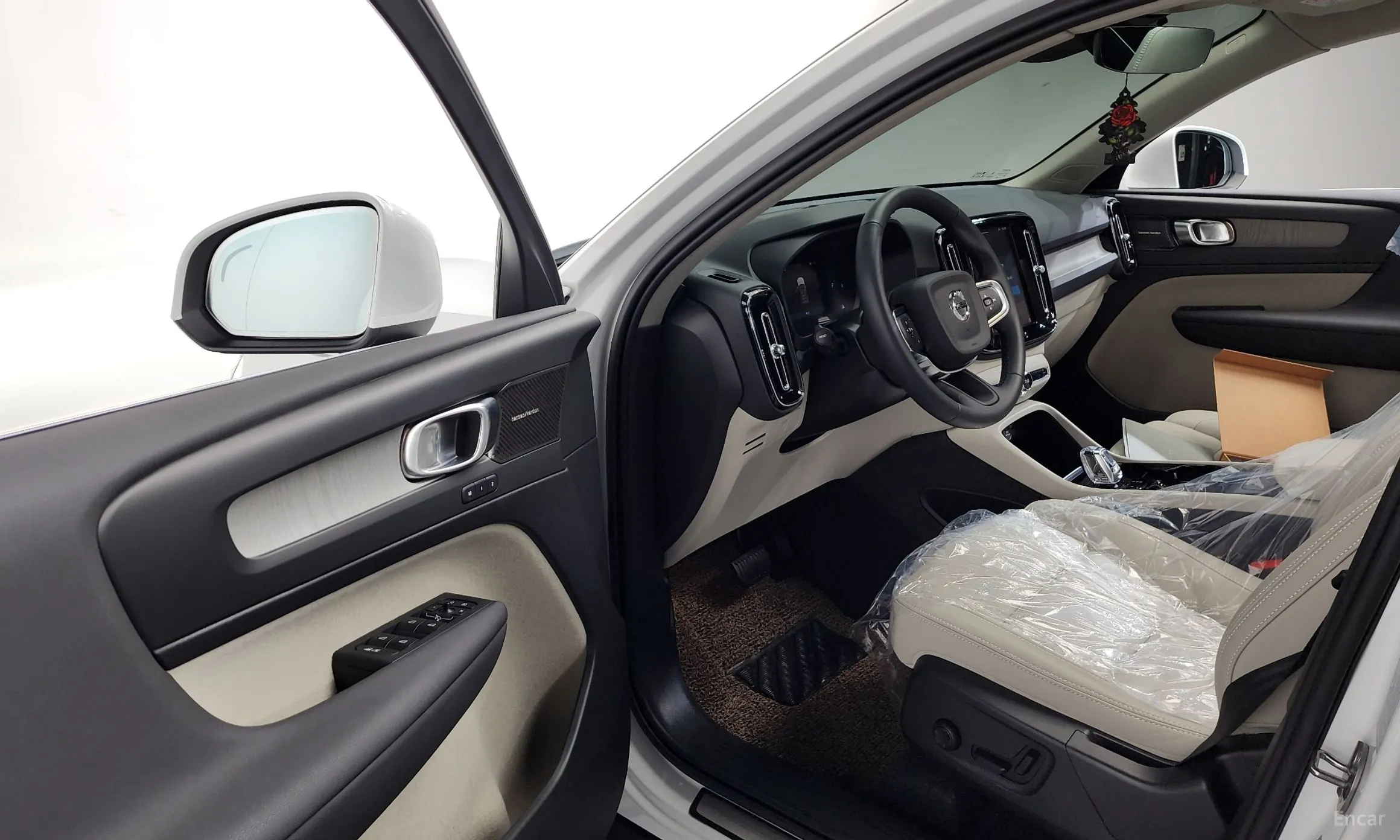 Volvo XC40 превью 10