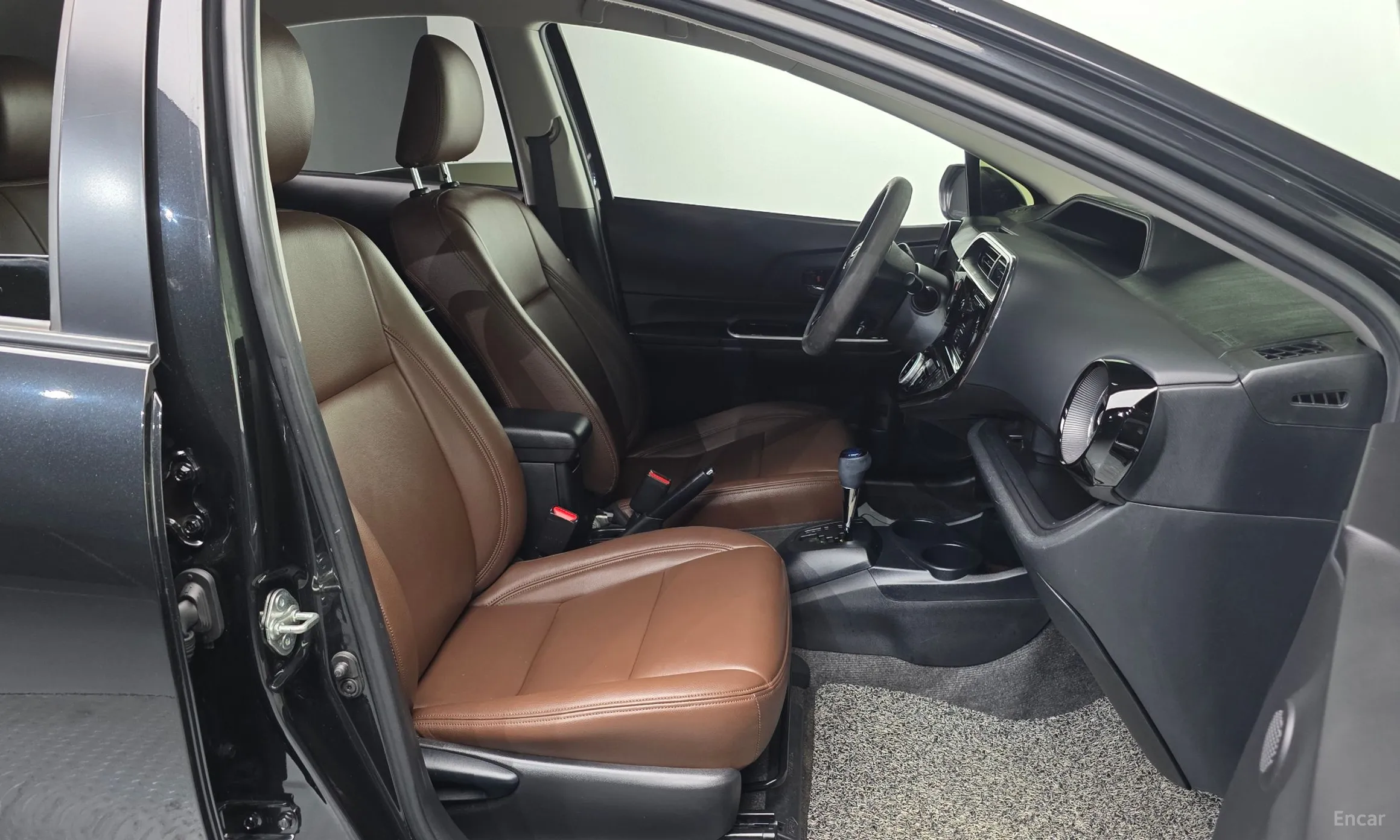 Toyota Prius C превью 10