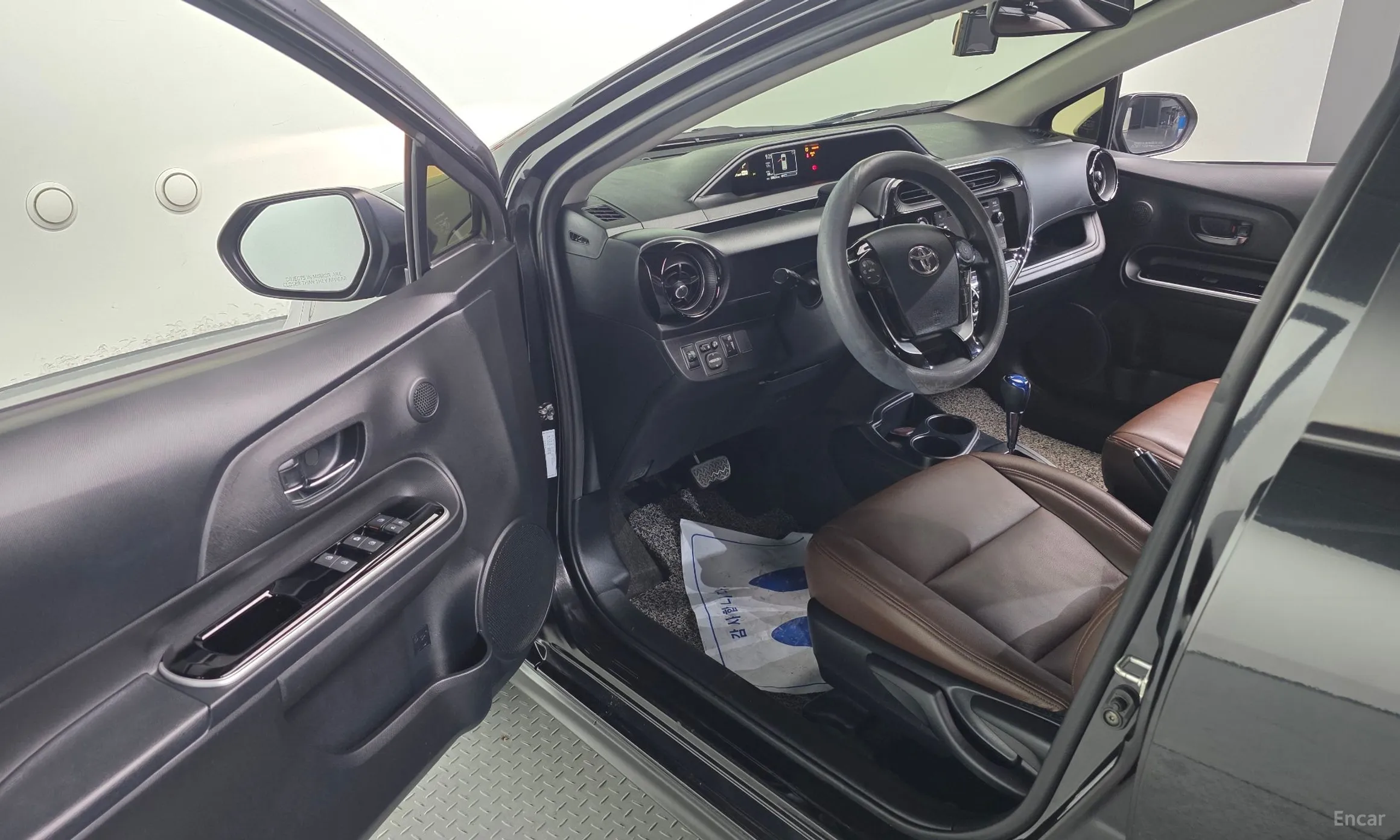 Toyota Prius C превью 11