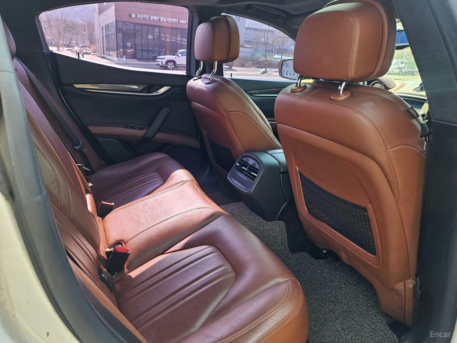 Maserati Ghibli превью 13