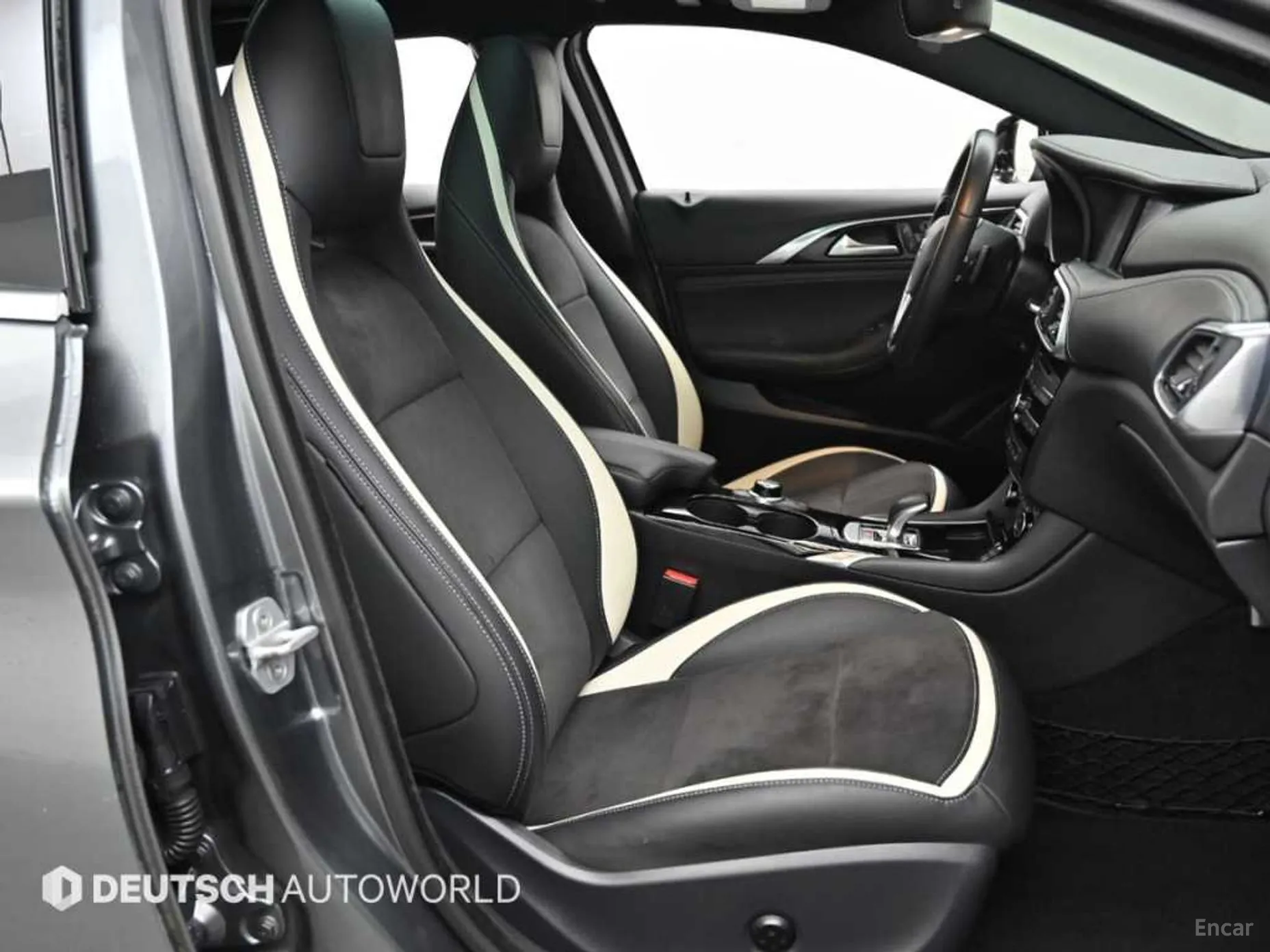 Infiniti Q30 превью 10