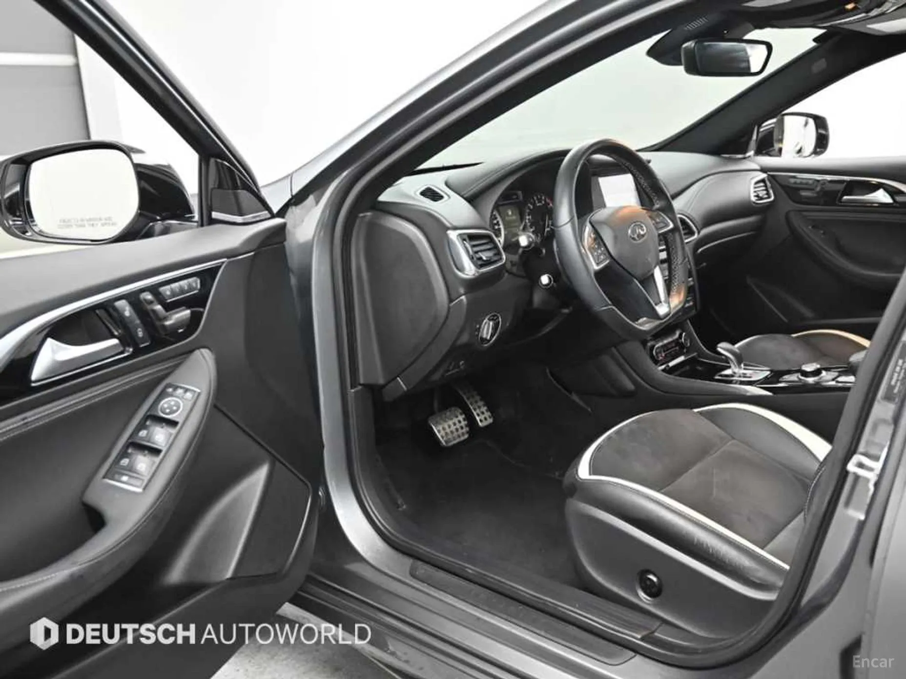 Infiniti Q30 превью 11