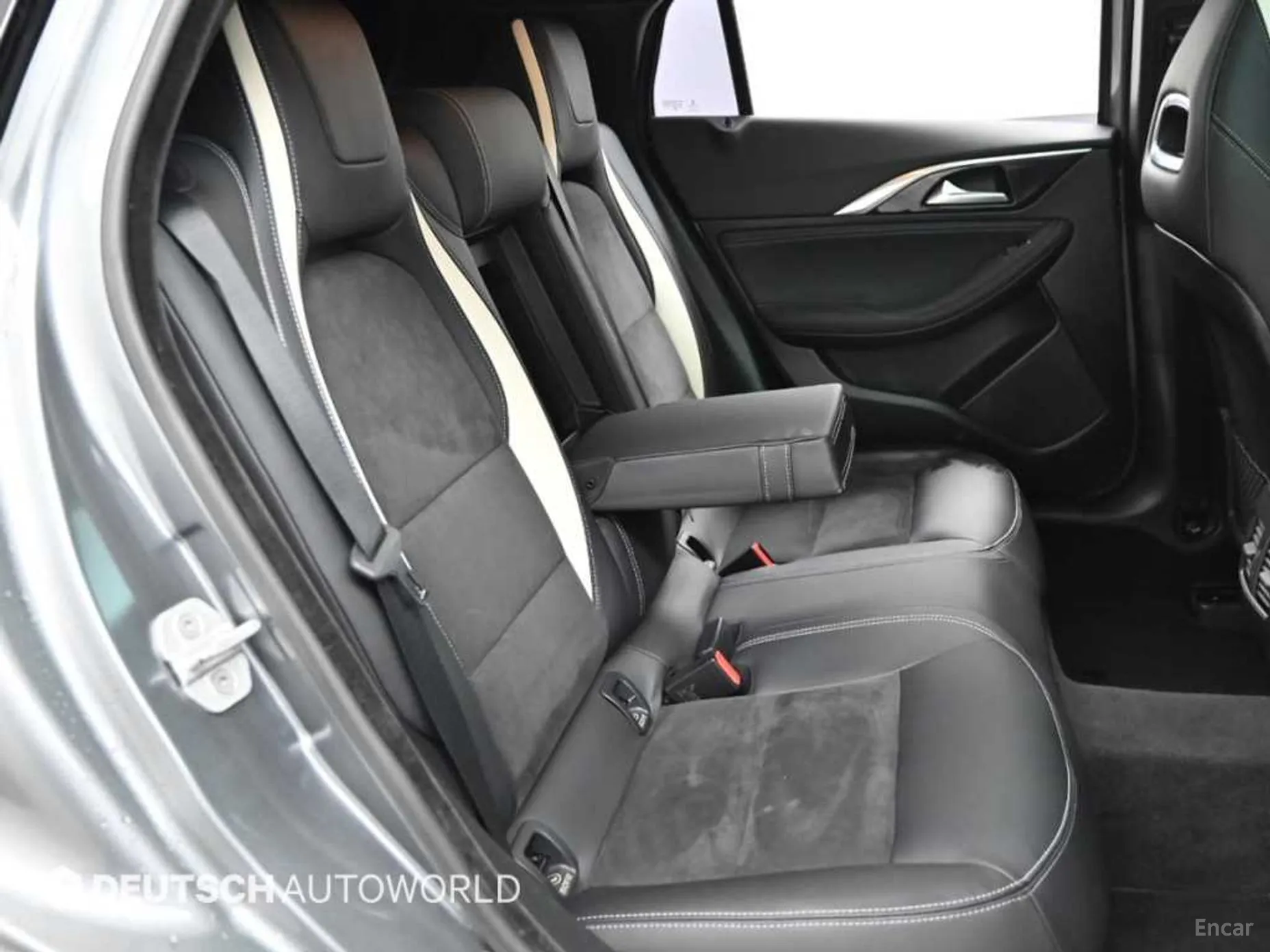 Infiniti Q30 превью 12