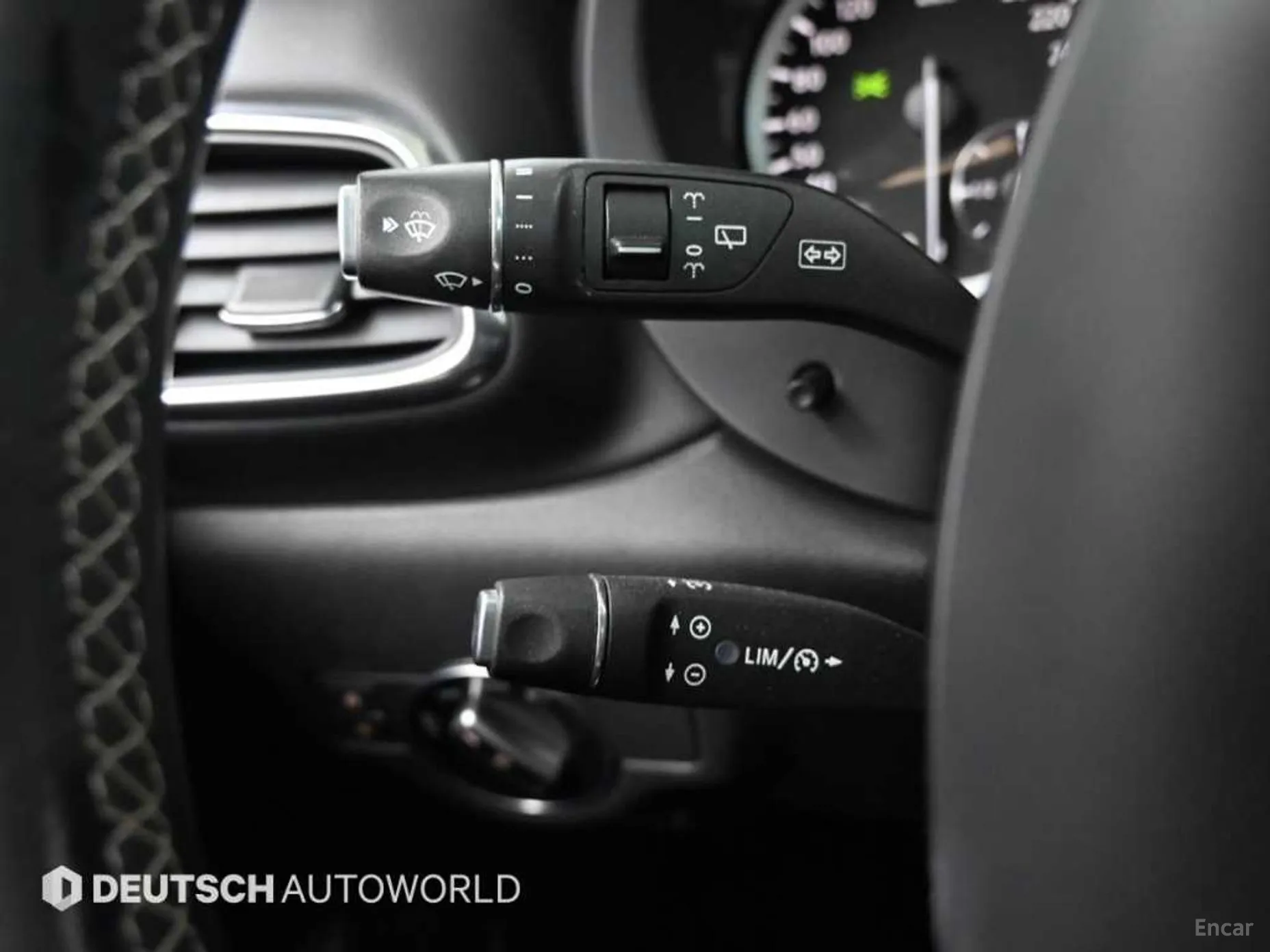 Infiniti Q30 превью 16
