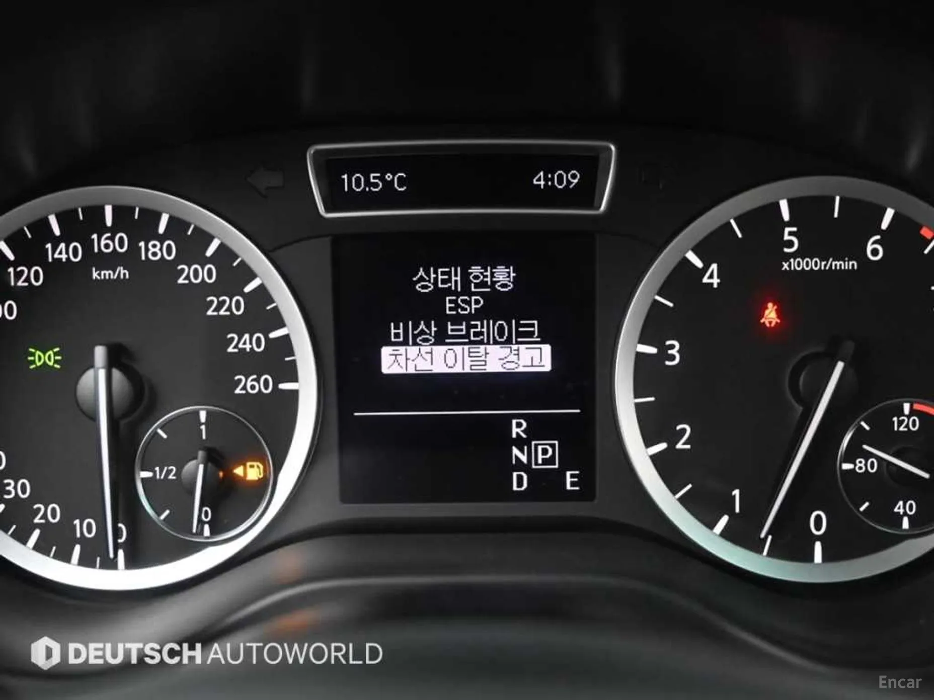 Infiniti Q30 превью 17