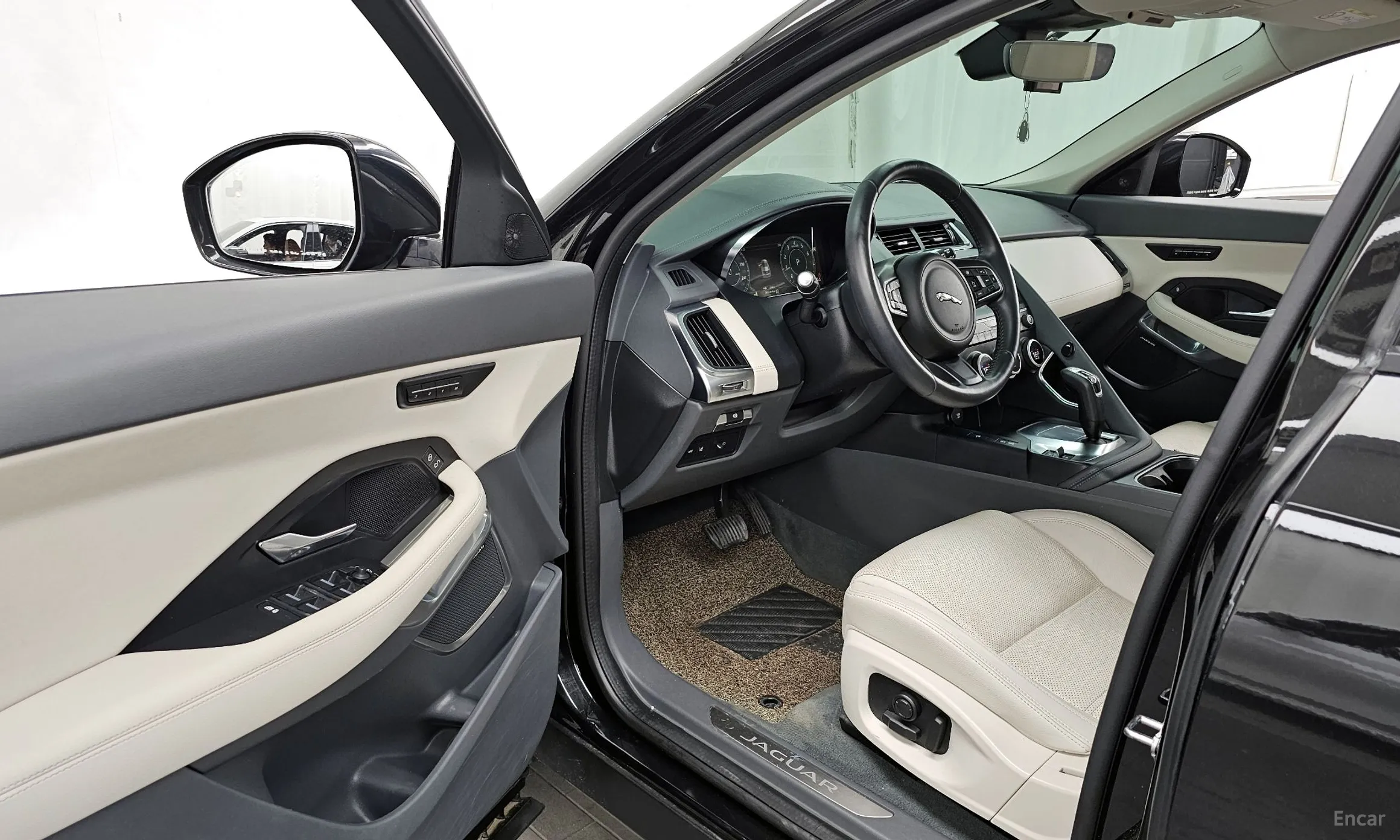 Jaguar E-PACE превью 10