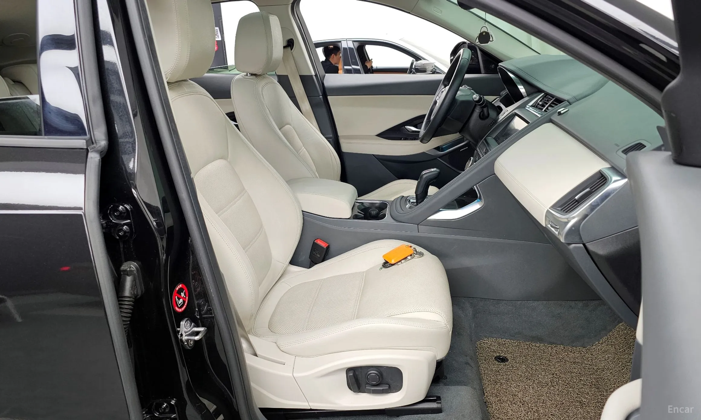 Jaguar E-PACE превью 12