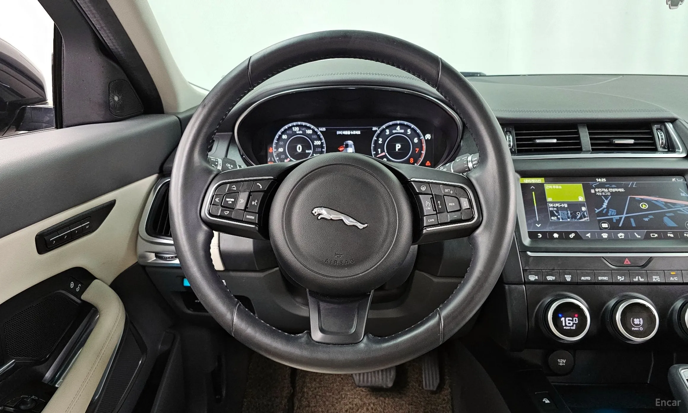 Jaguar E-PACE превью 13