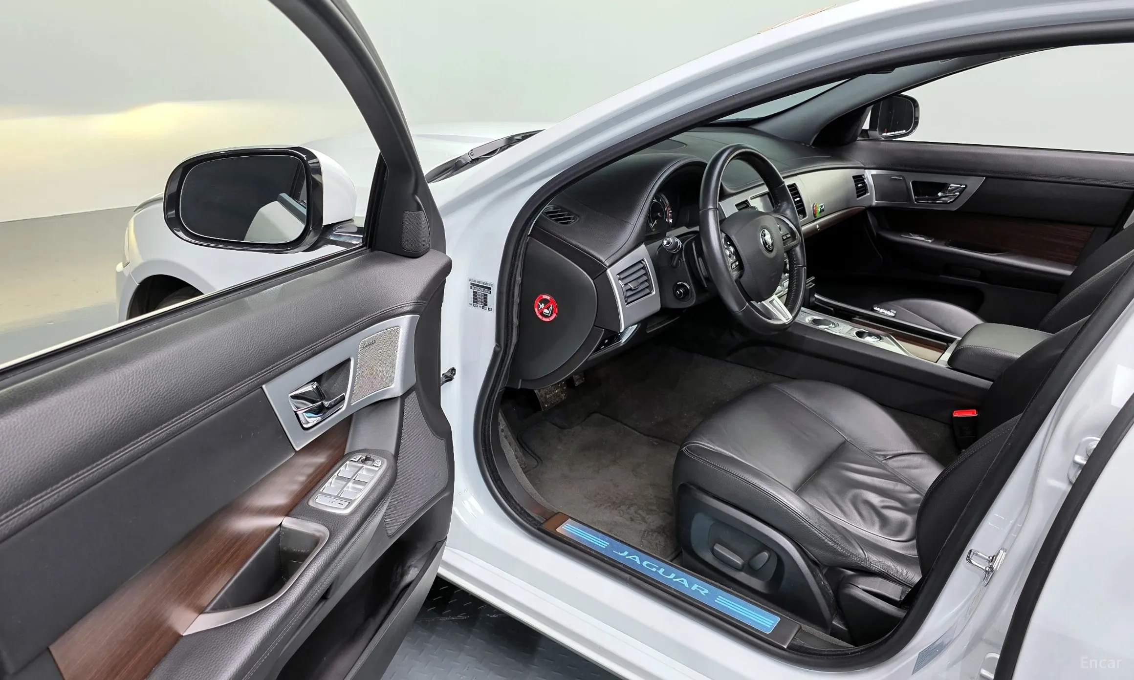 Jaguar New XF превью 10