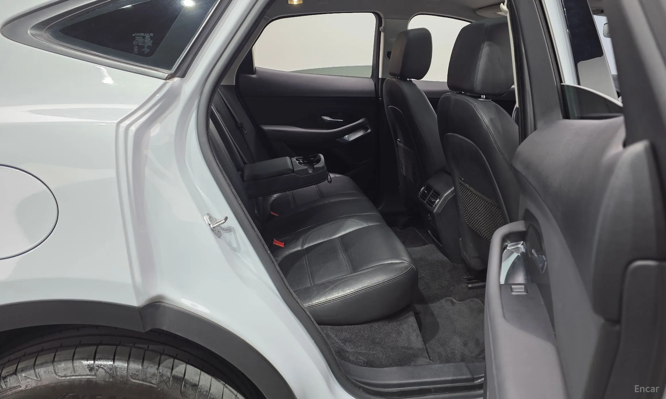 Jaguar E-PACE превью 12