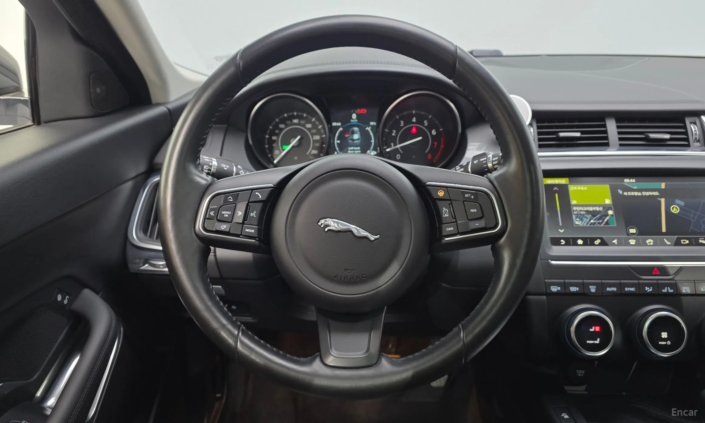 Jaguar E-PACE превью 13