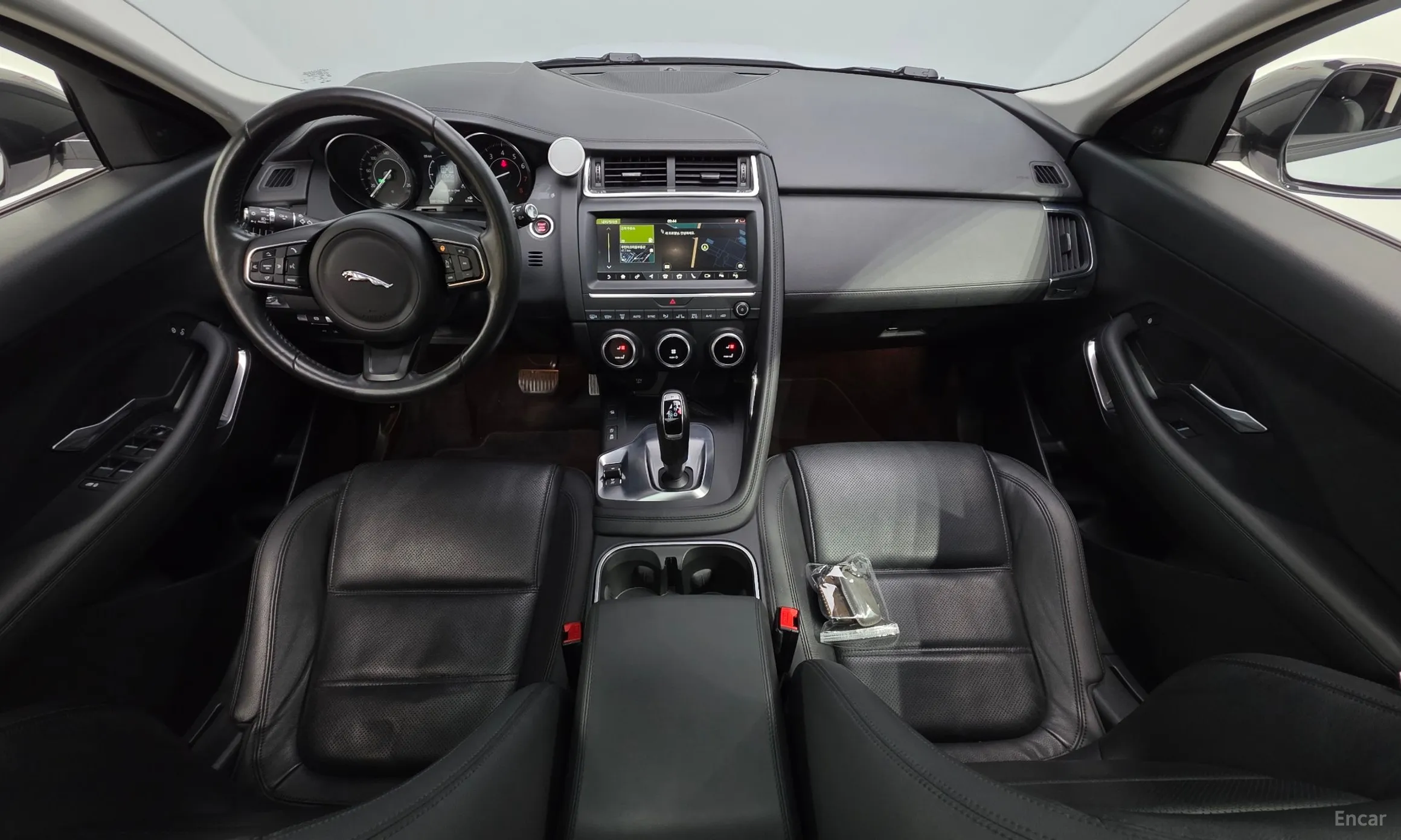 Jaguar E-PACE превью 7