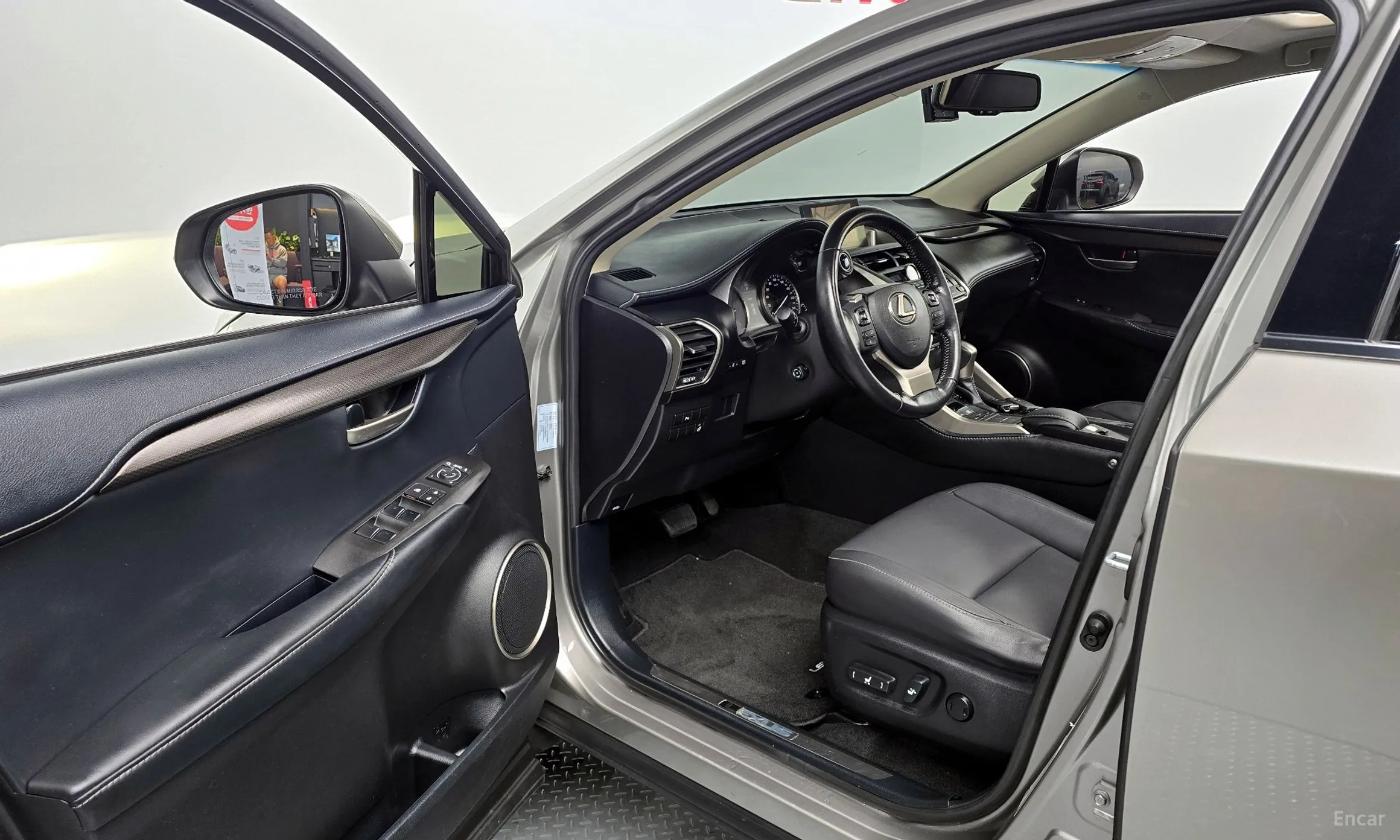 Lexus NX300h превью 10
