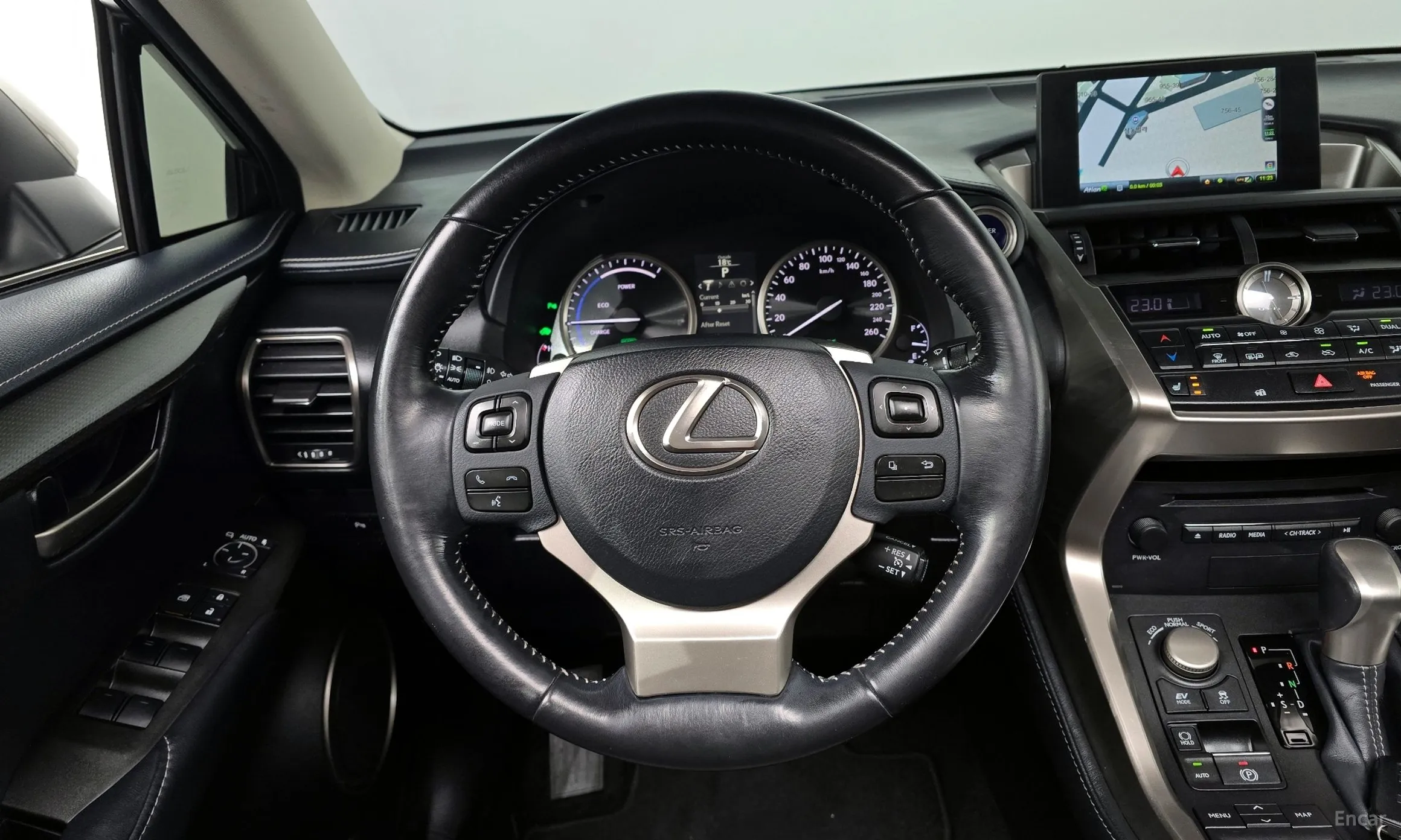 Lexus NX300h превью 13
