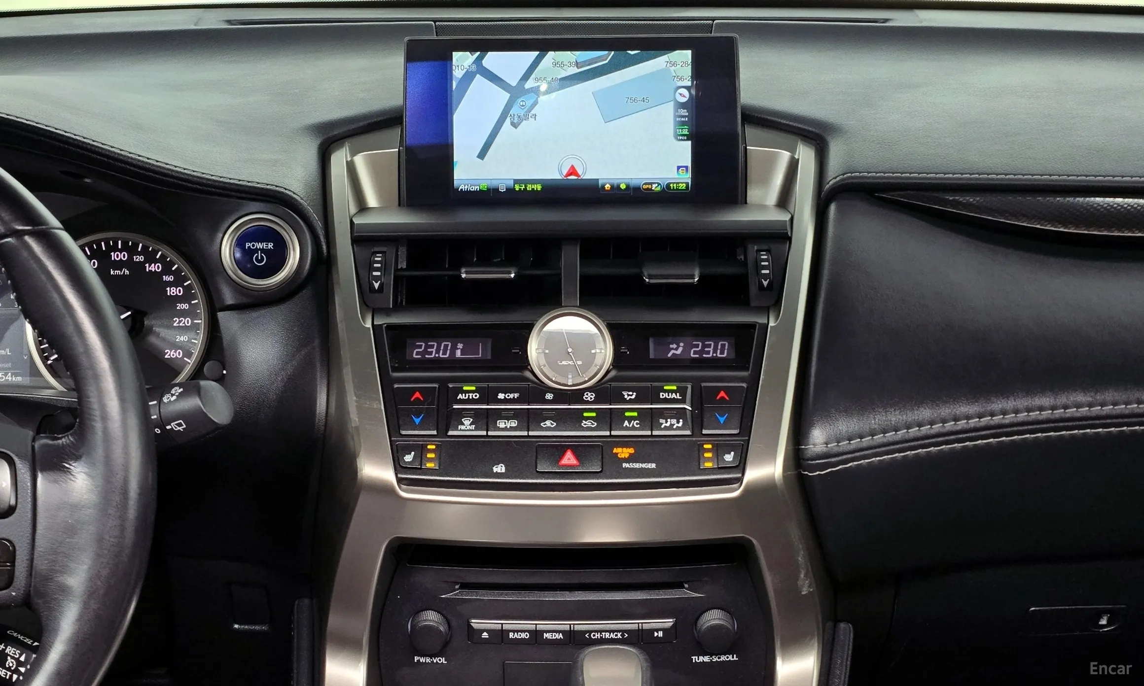 Lexus NX300h превью 17