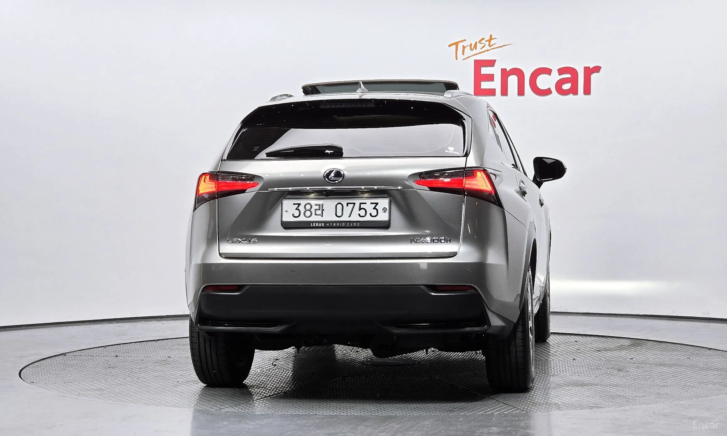 Lexus NX300h превью 4