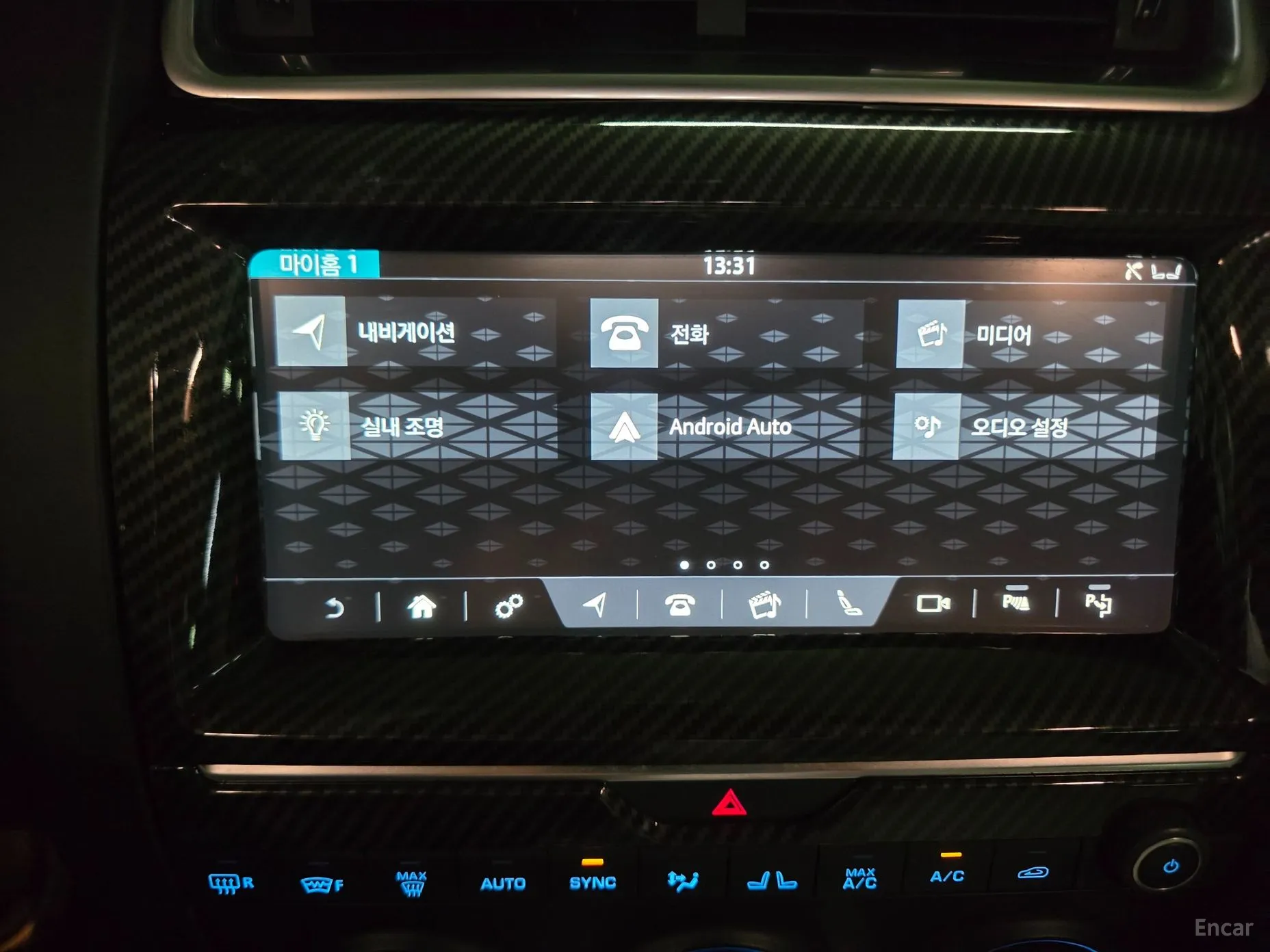 Jaguar E-PACE превью 11