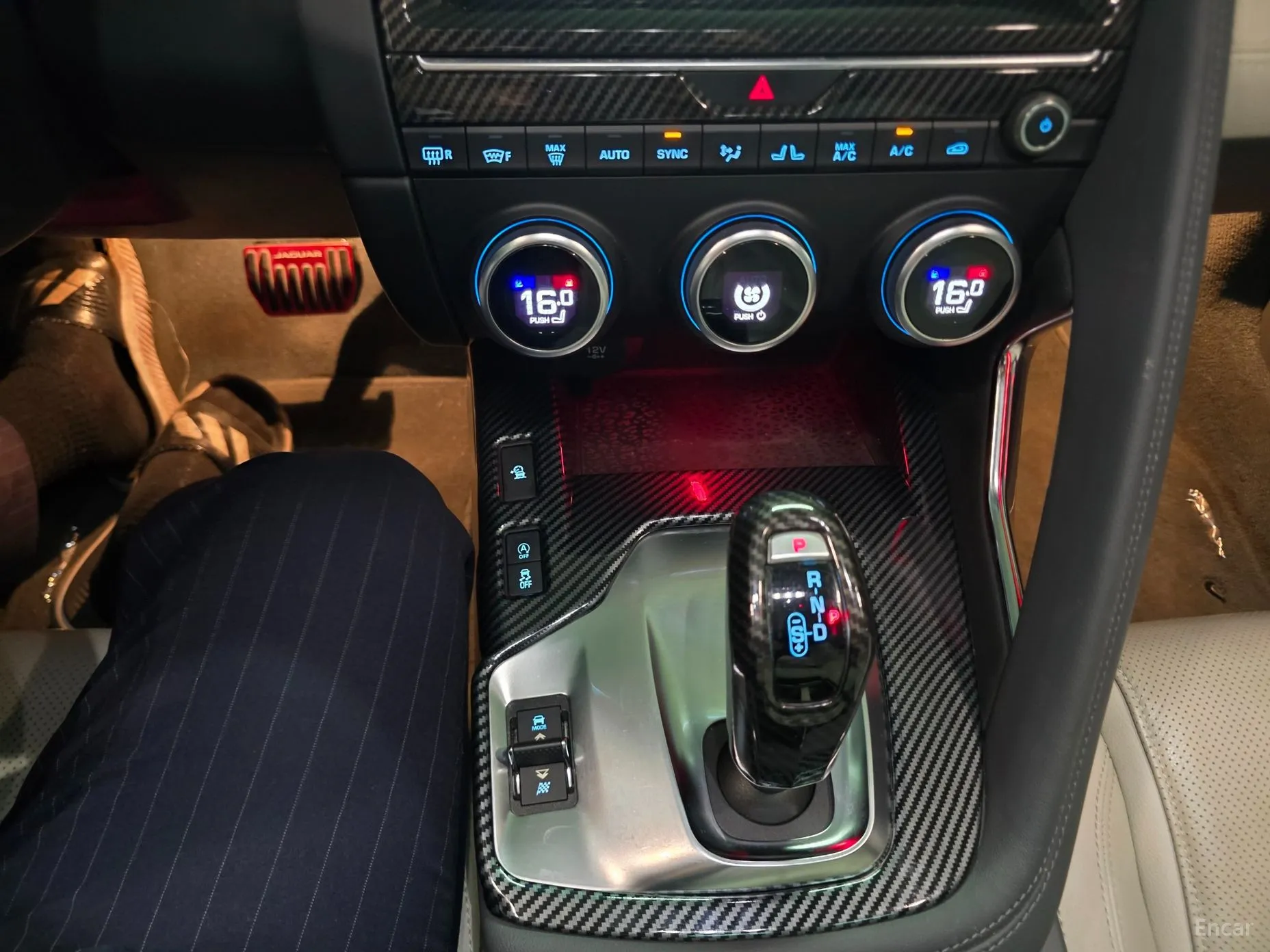 Jaguar E-PACE превью 13