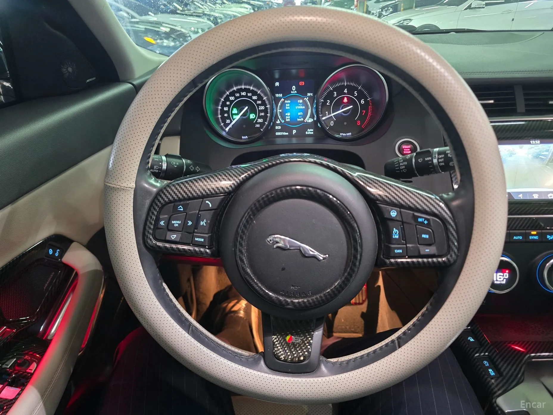Jaguar E-PACE превью 16