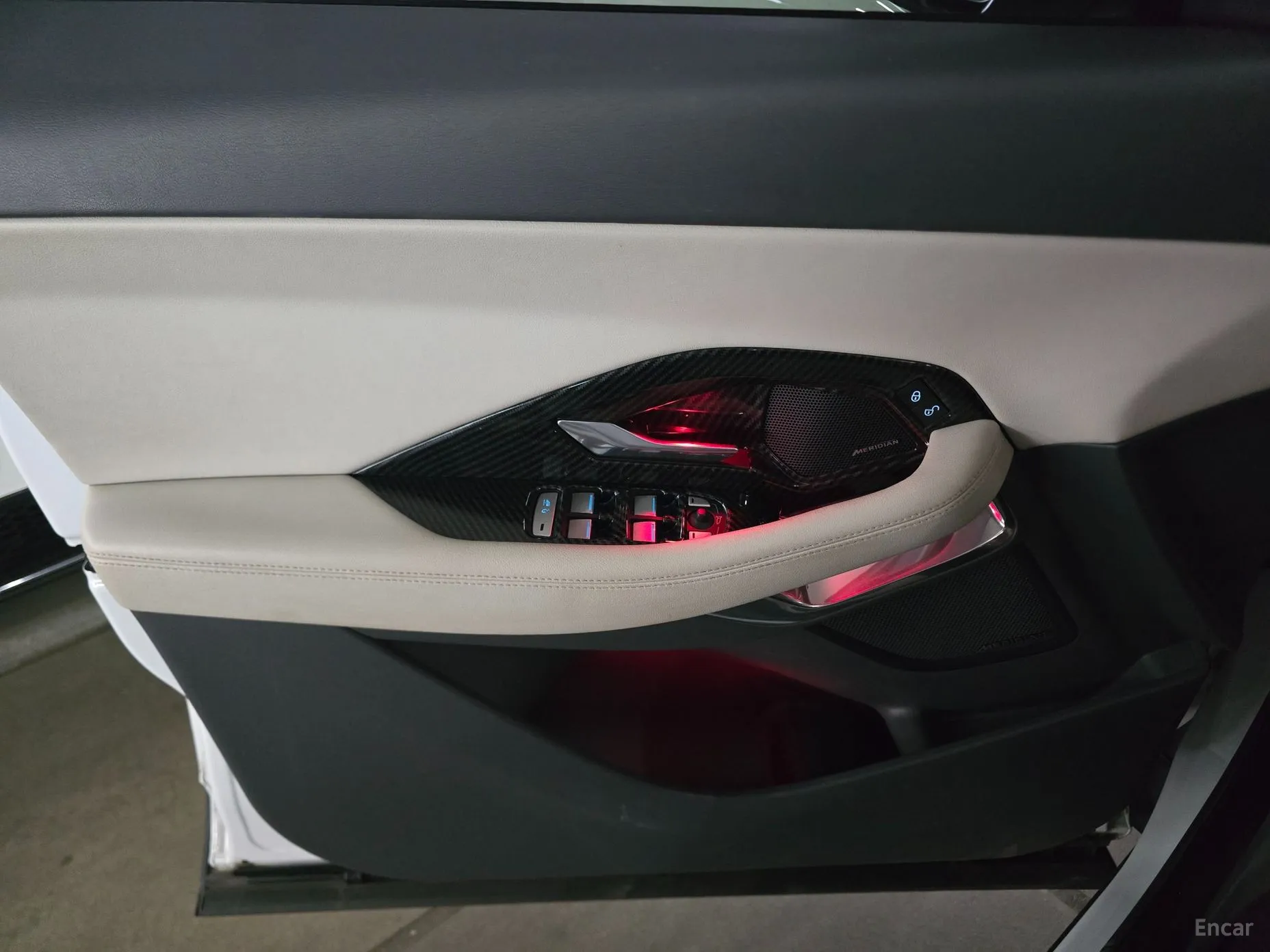 Jaguar E-PACE превью 19