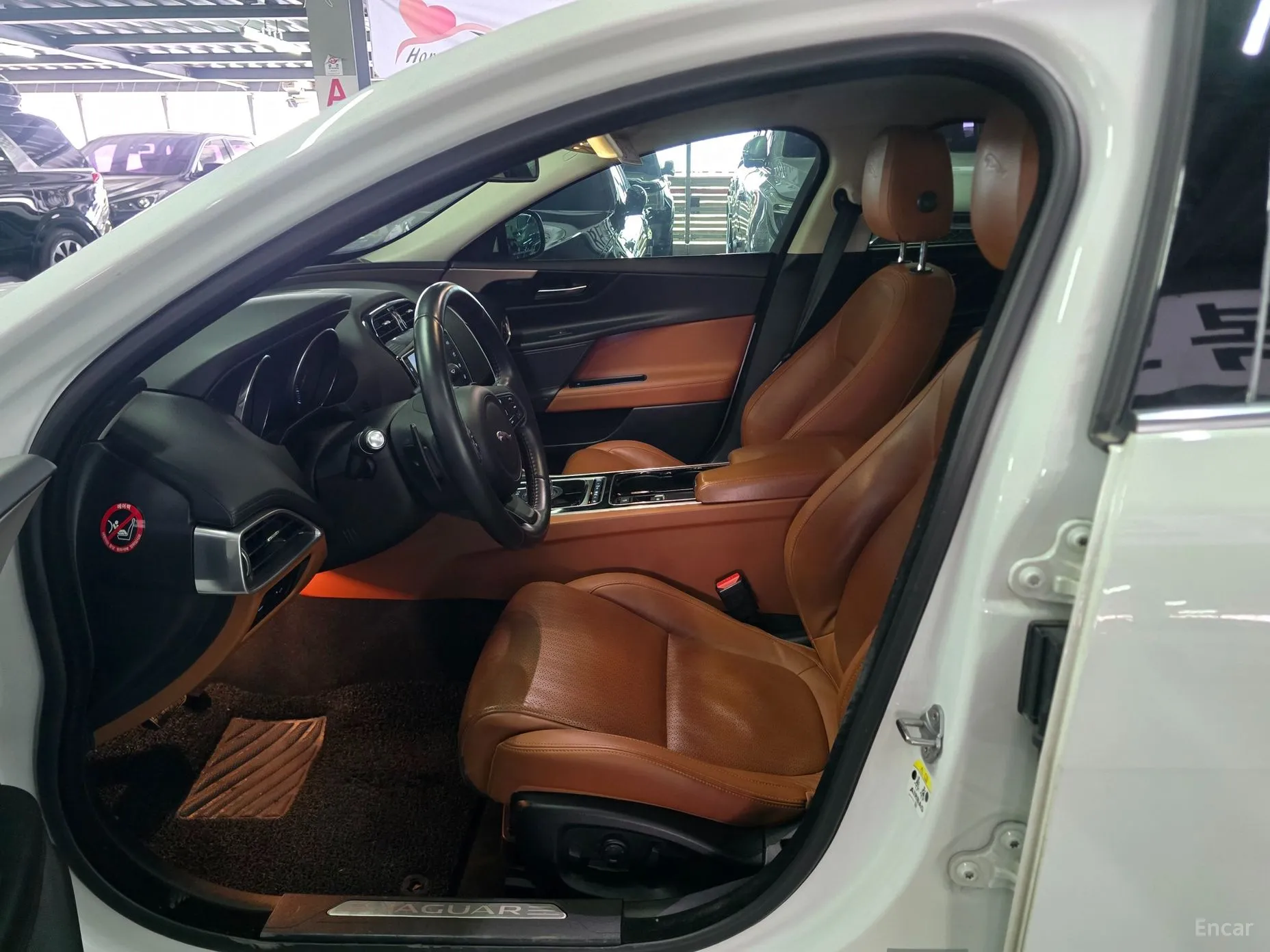 Jaguar XE превью 20