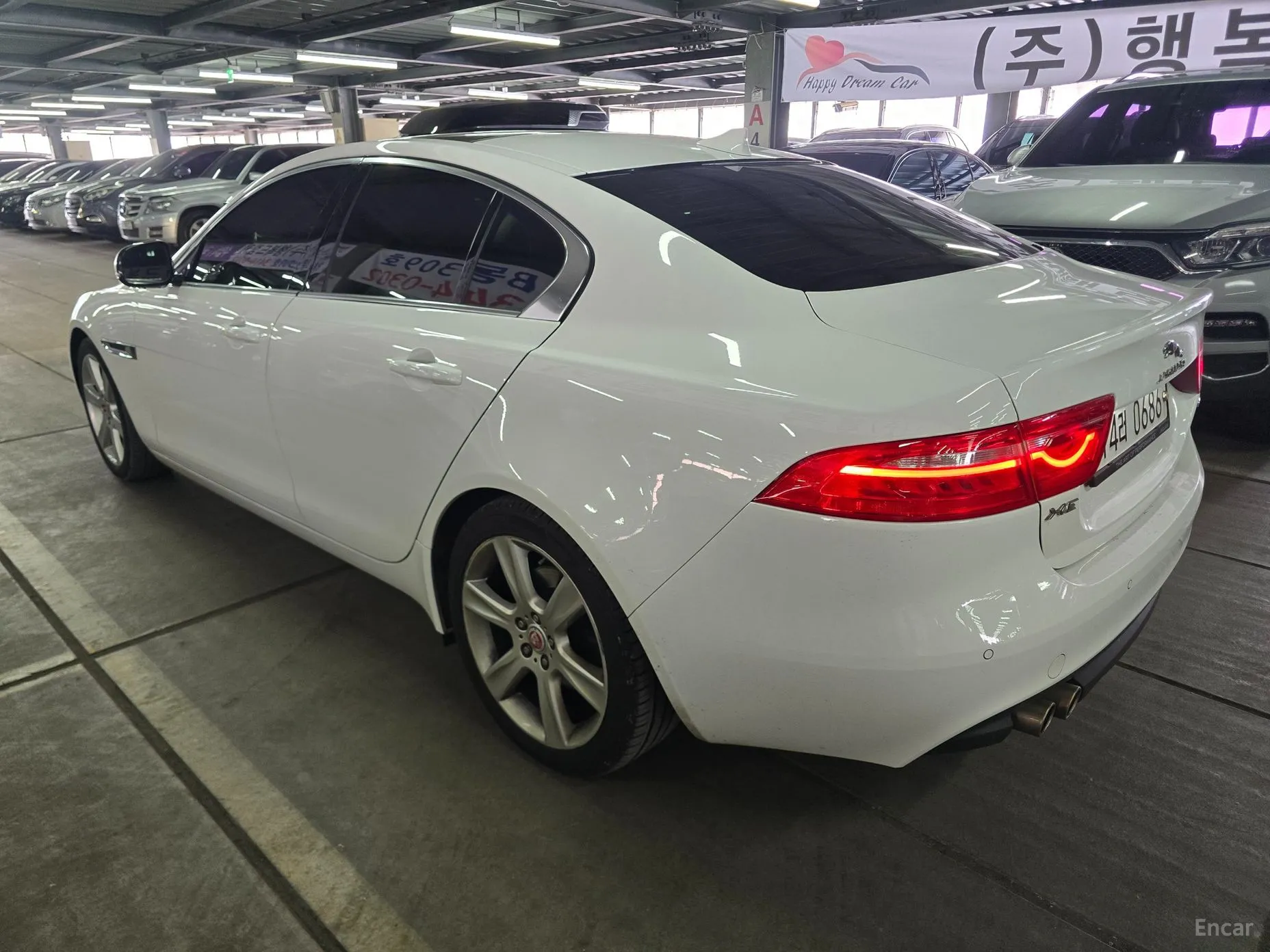 Jaguar XE превью 4