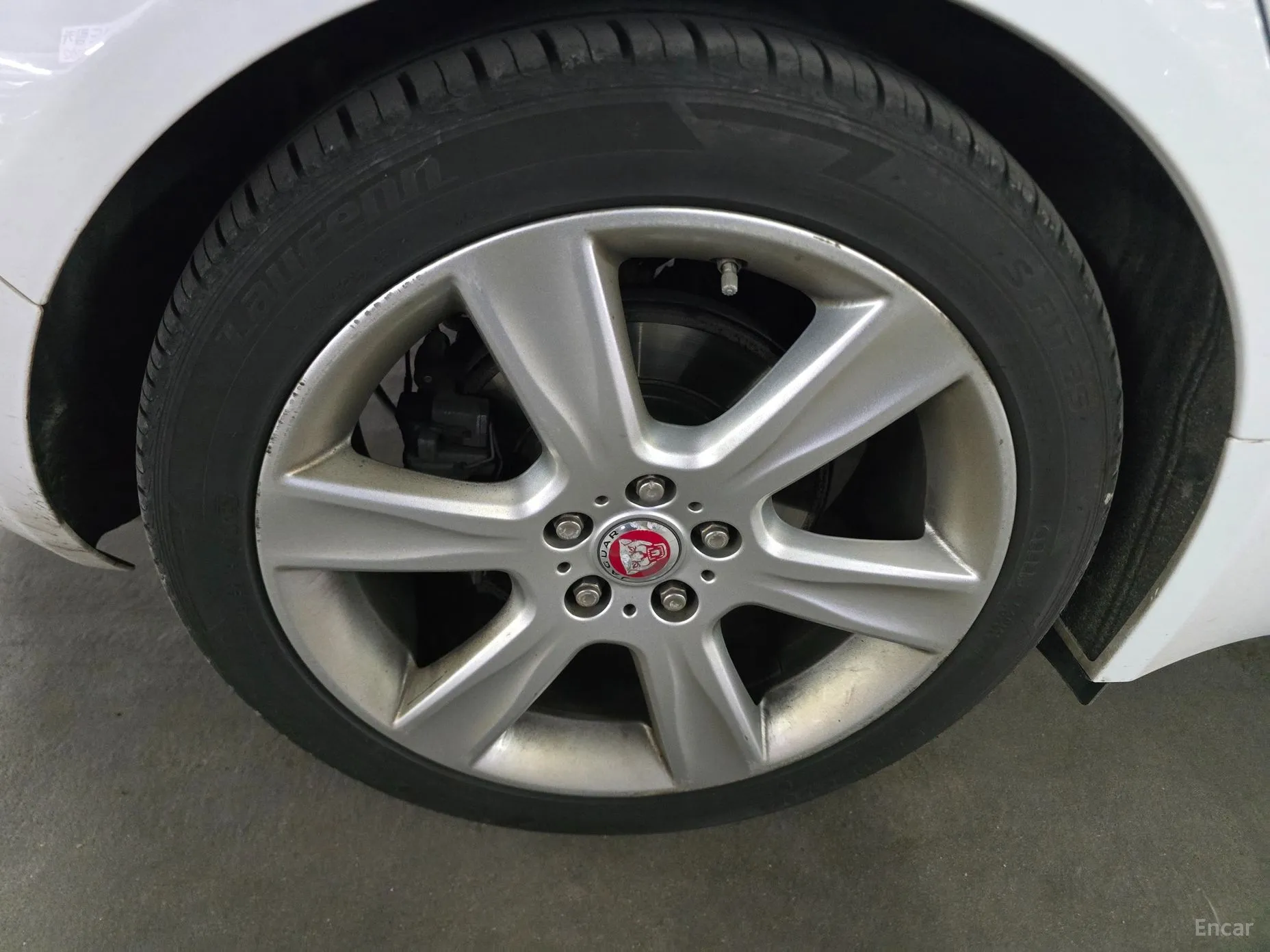 Jaguar XE превью 7