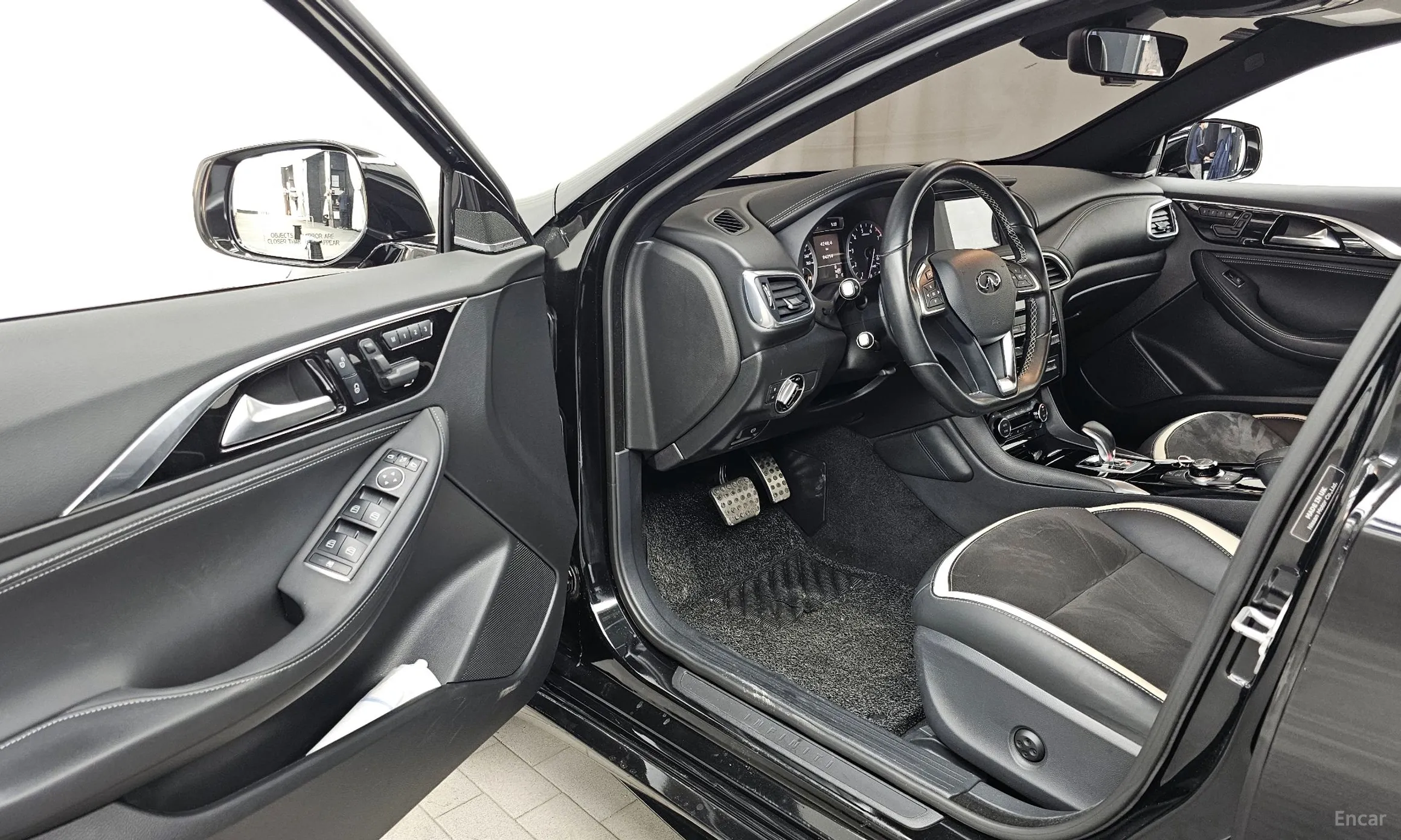Infiniti Q30 превью 10