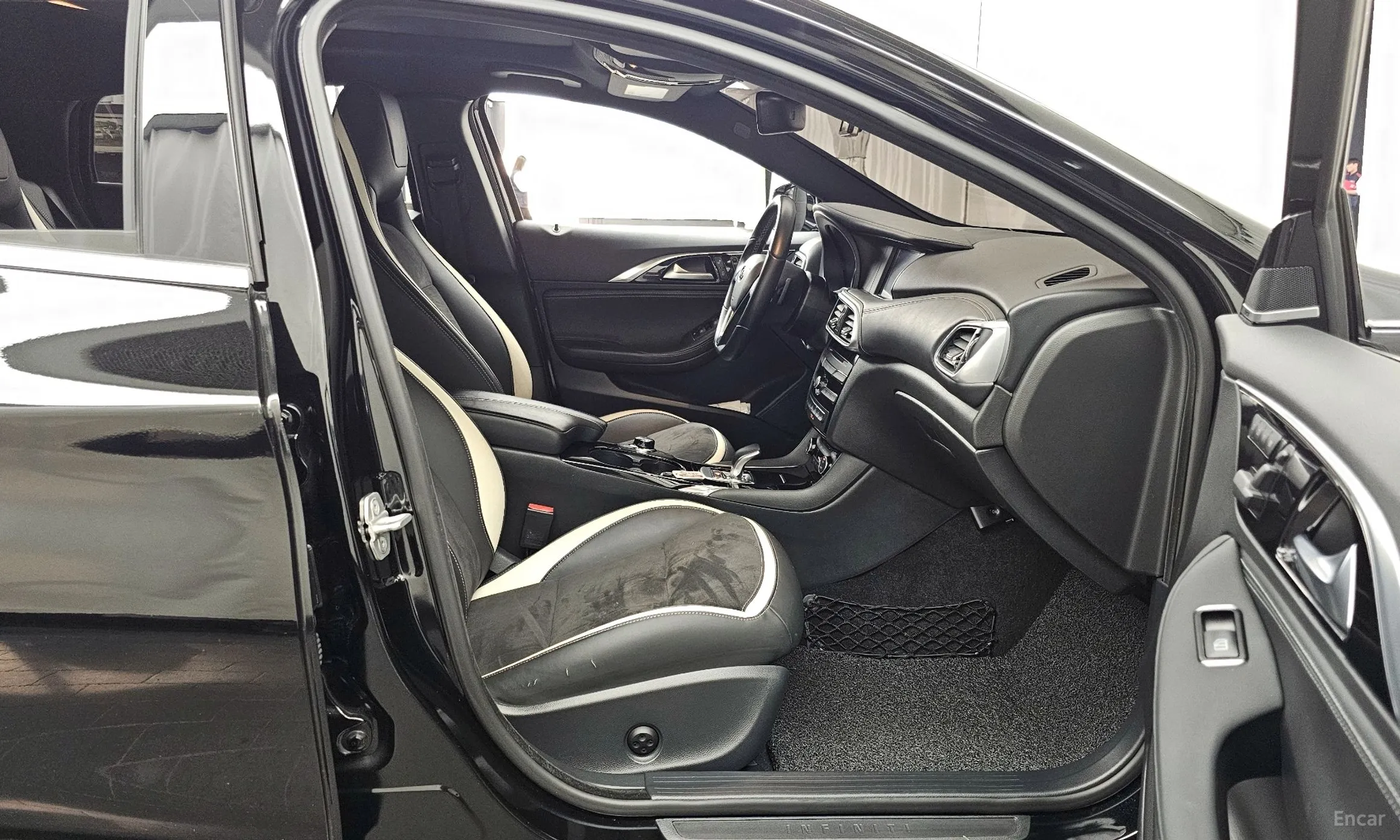 Infiniti Q30 превью 11