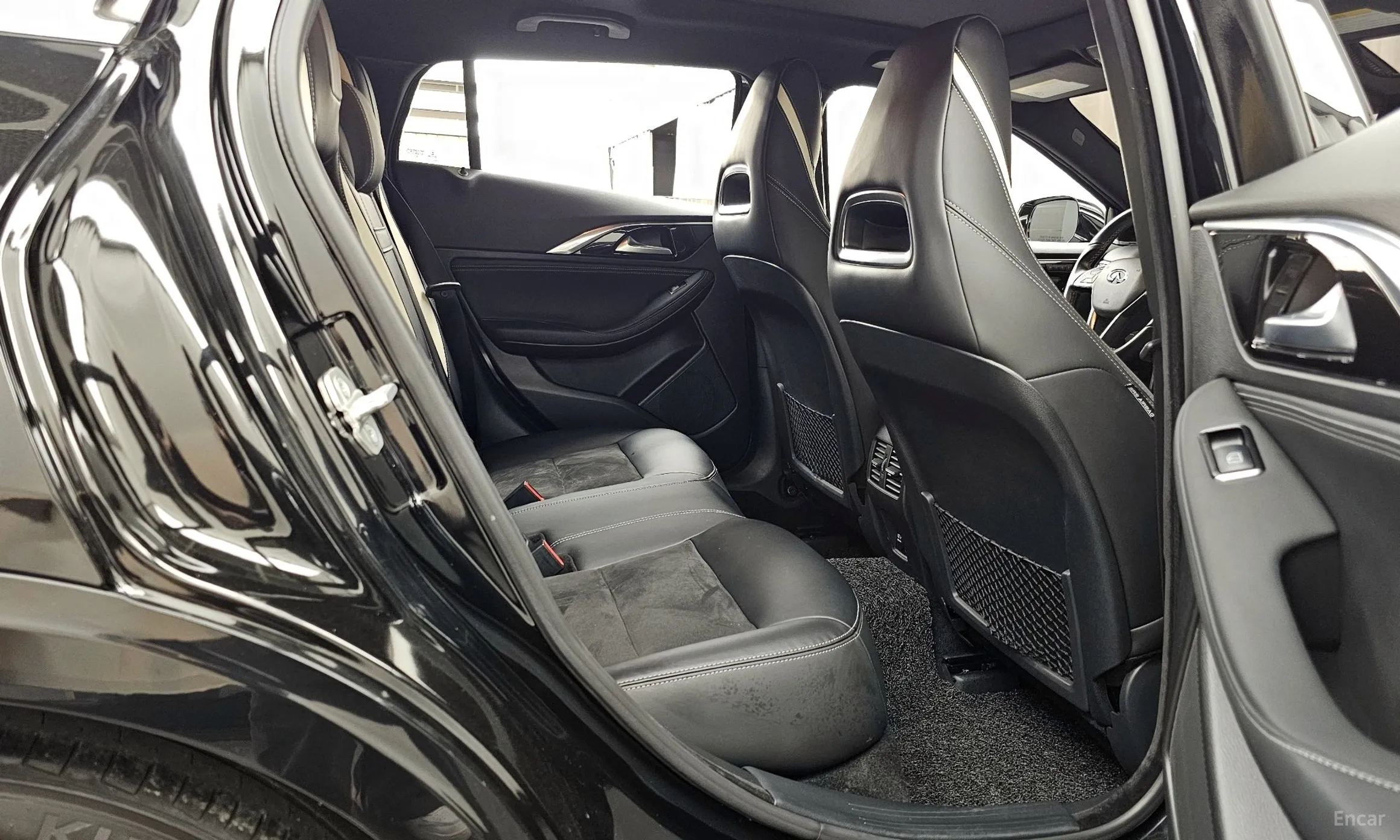 Infiniti Q30 превью 12