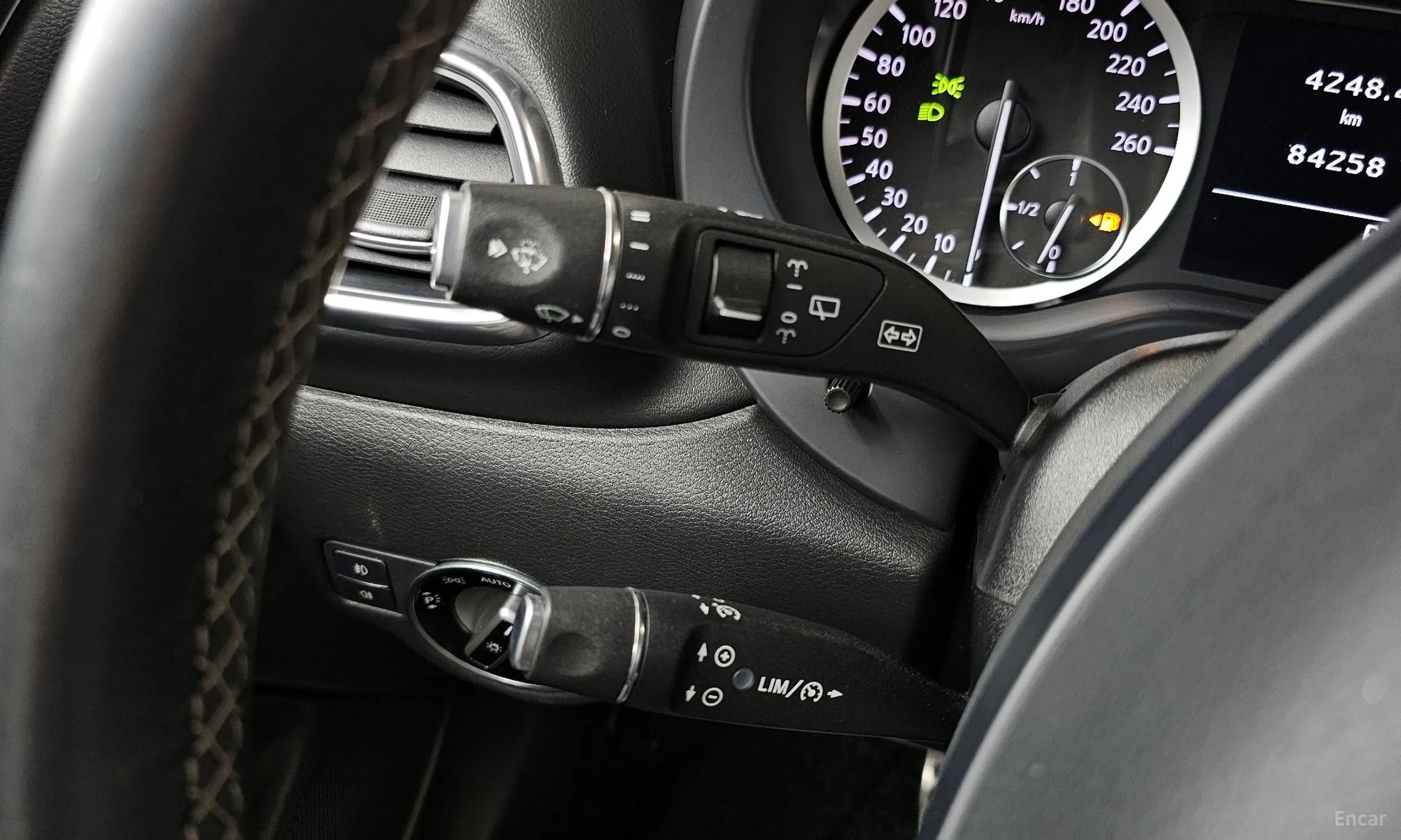 Infiniti Q30 превью 19