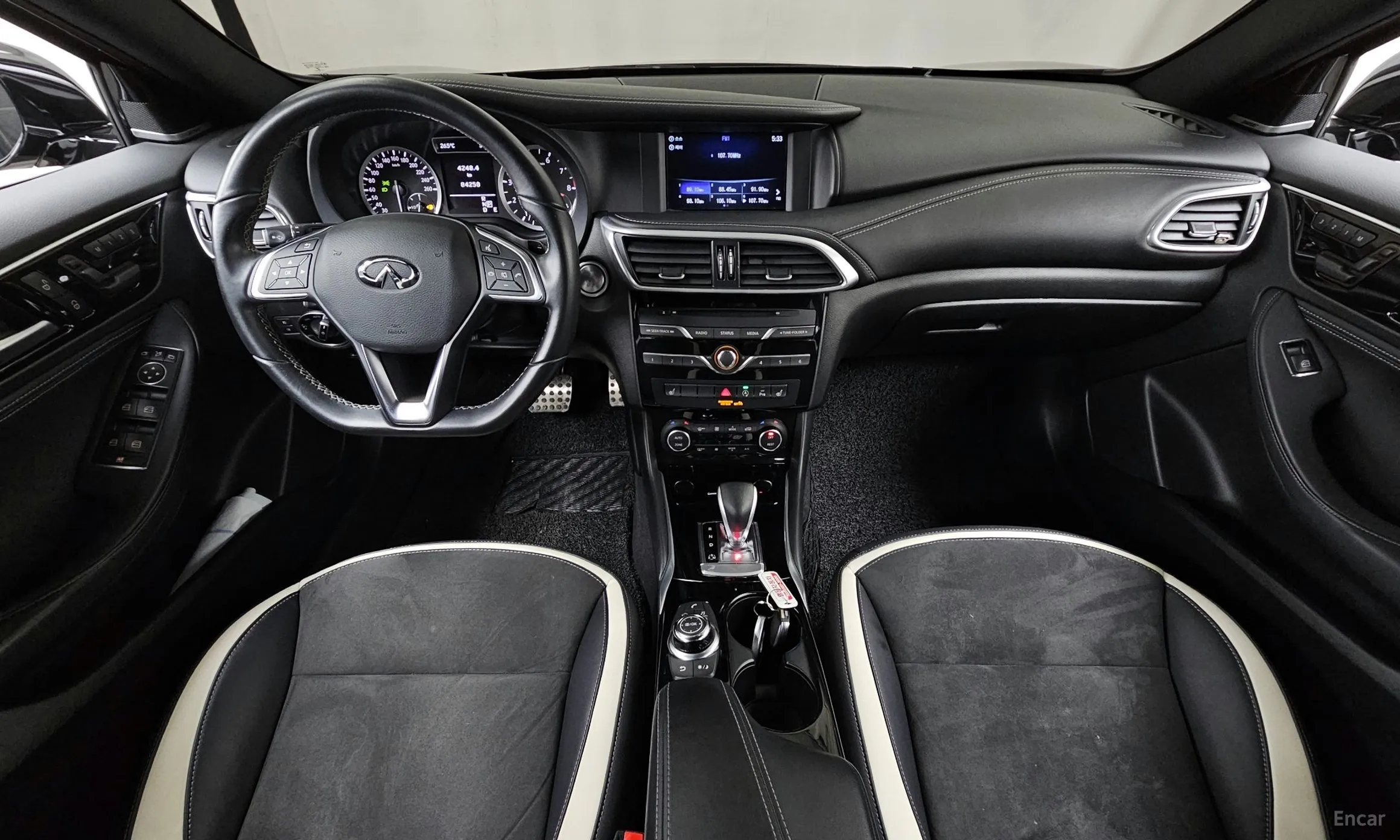 Infiniti Q30 превью 7