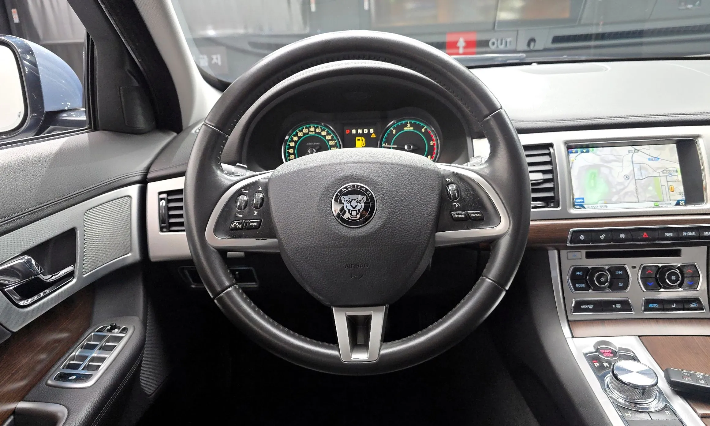 Jaguar New XF превью 13