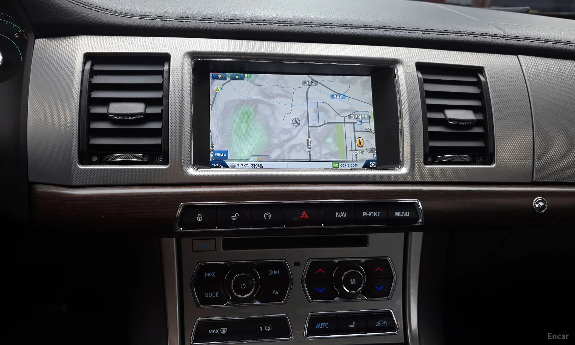 Jaguar New XF превью 16