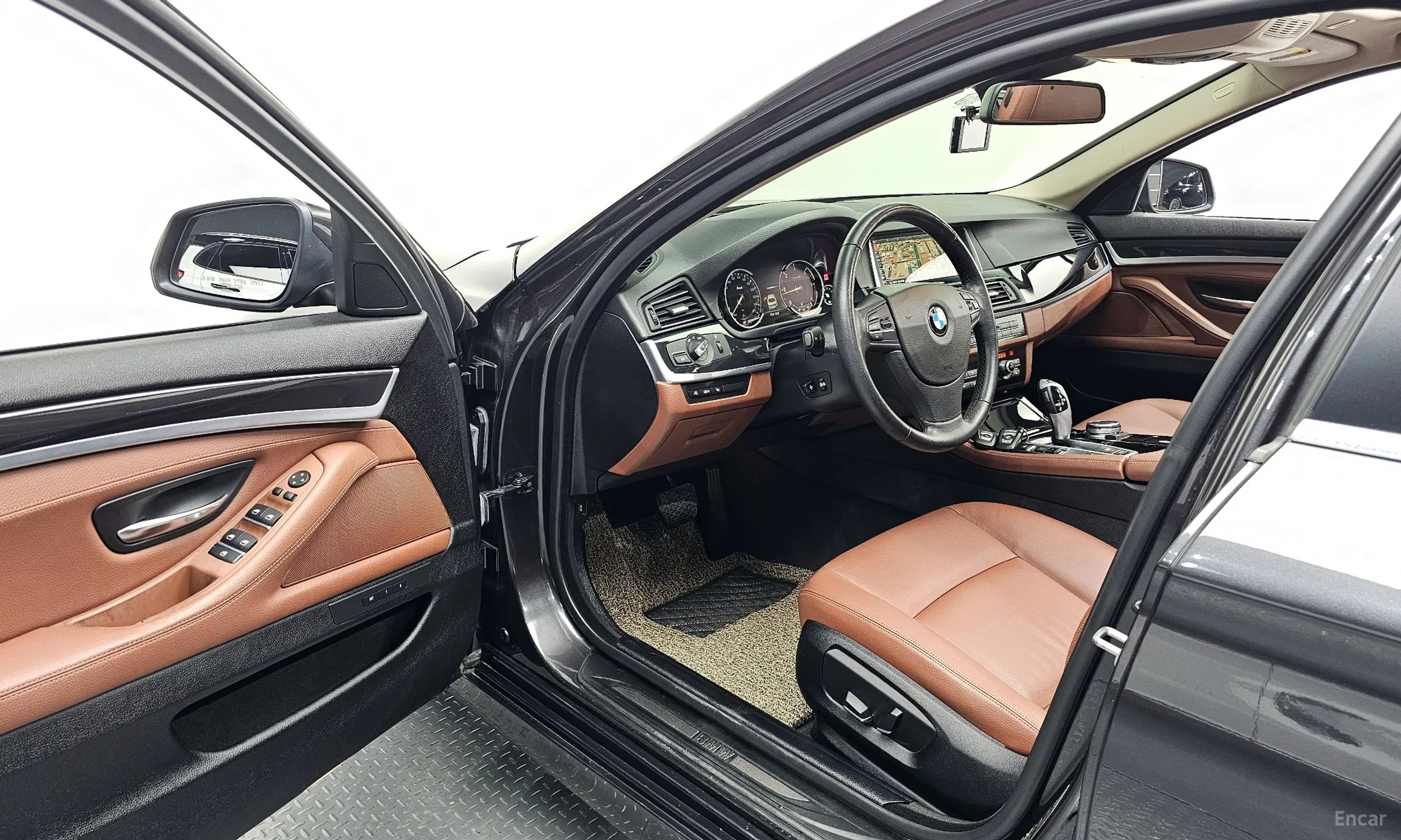 BMW 5 Series (F10) превью 10