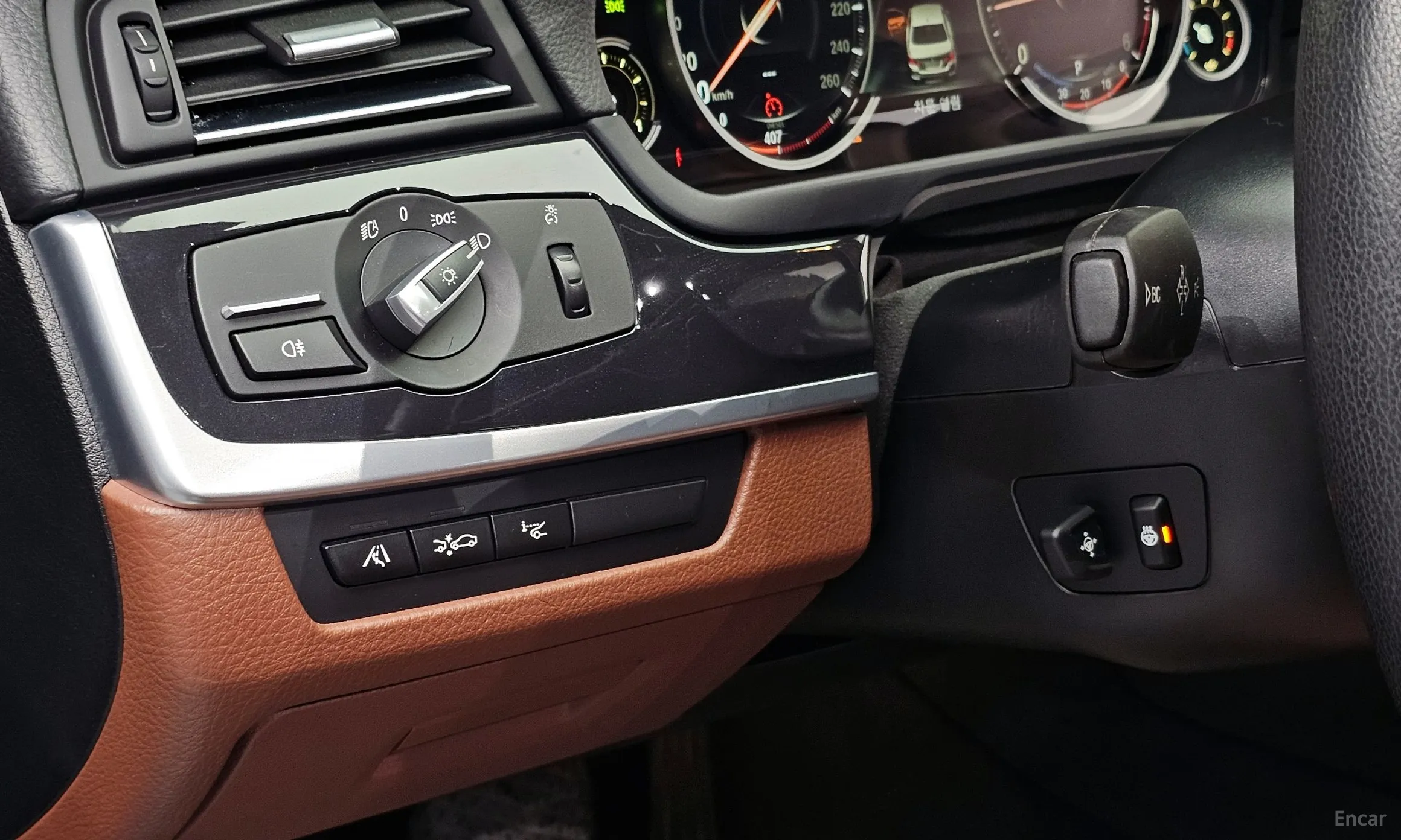 BMW 5 Series (F10) превью 15