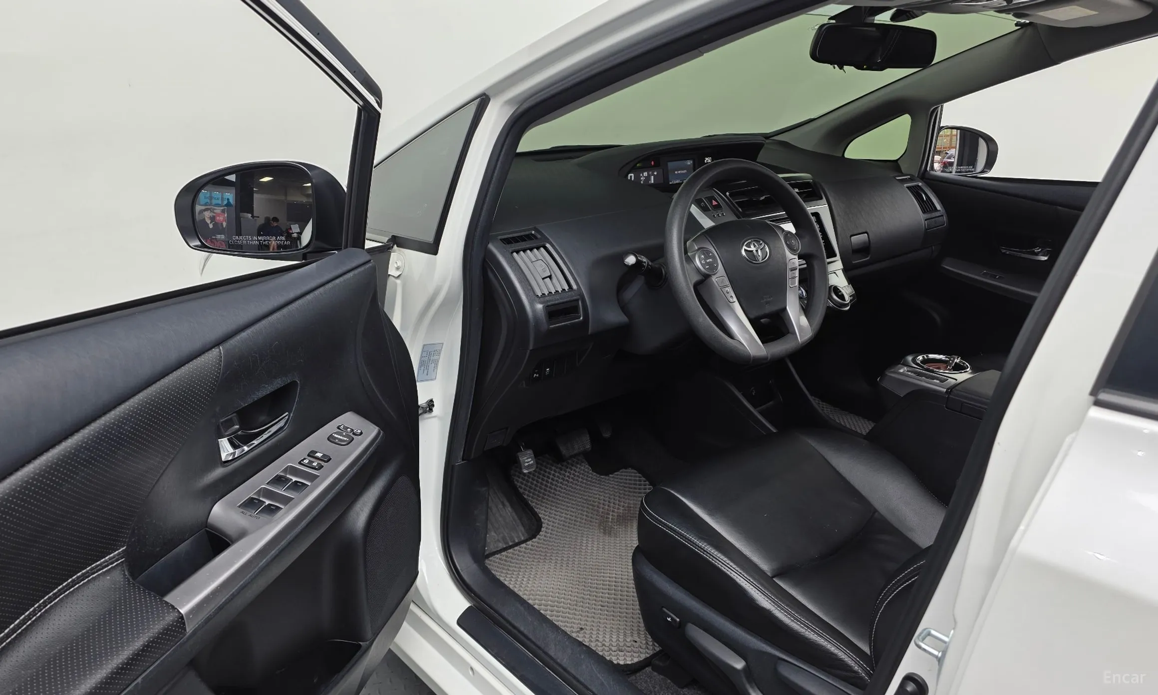 Toyota Prius V превью 10
