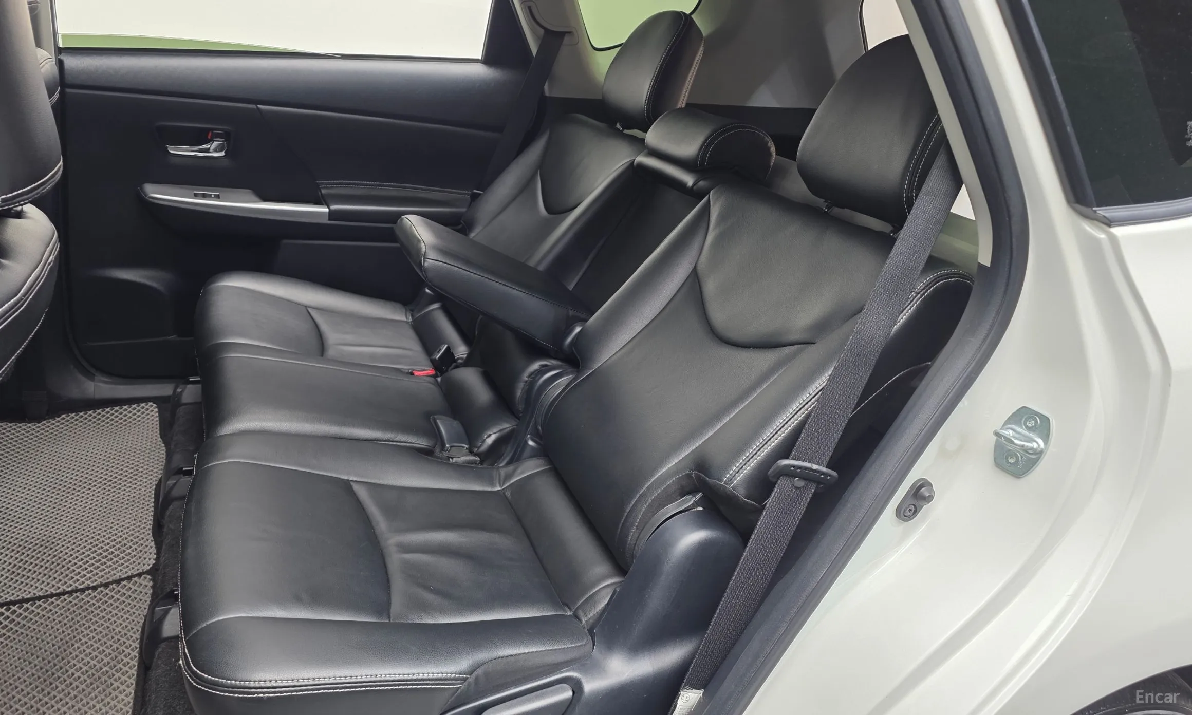 Toyota Prius V превью 11